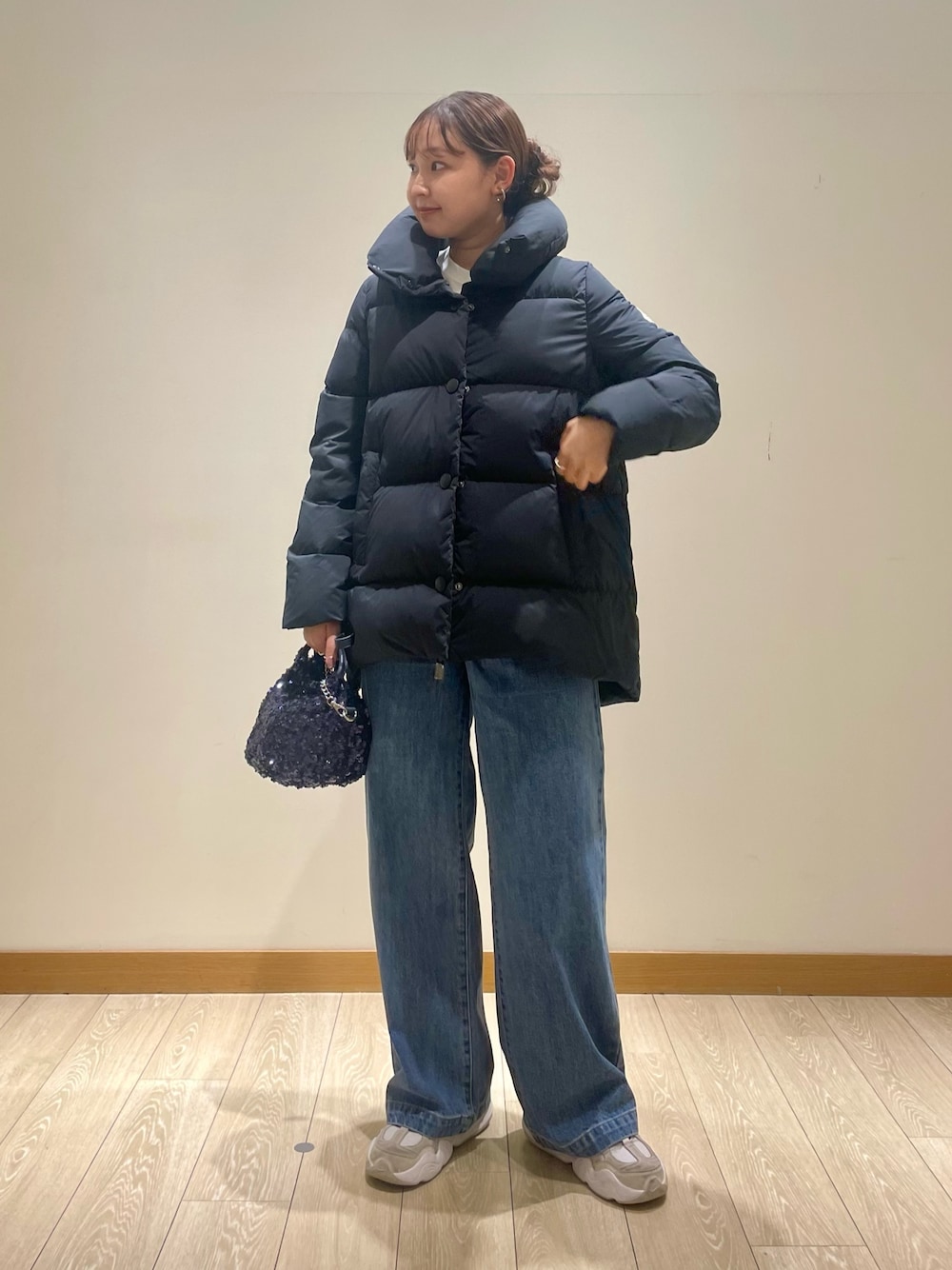 「ダウン、デニム、秋冬コーデ、シンプルコーデ、シンプル、アウター、ダウンコート、PYRENEX、冬コーデ、韓国ファッション、スニーカー、おでかけコーデ、休日スタイル、着回しコーデ、デニムコーデ」｜「Pyrenexの【PYRENEX/ピレネックス】ELAURA 2（ダウンジャケット/コート、ブラック系）」を使った、kurikiさん（レディース・160cm）の秋コーディネートの1枚目の写真