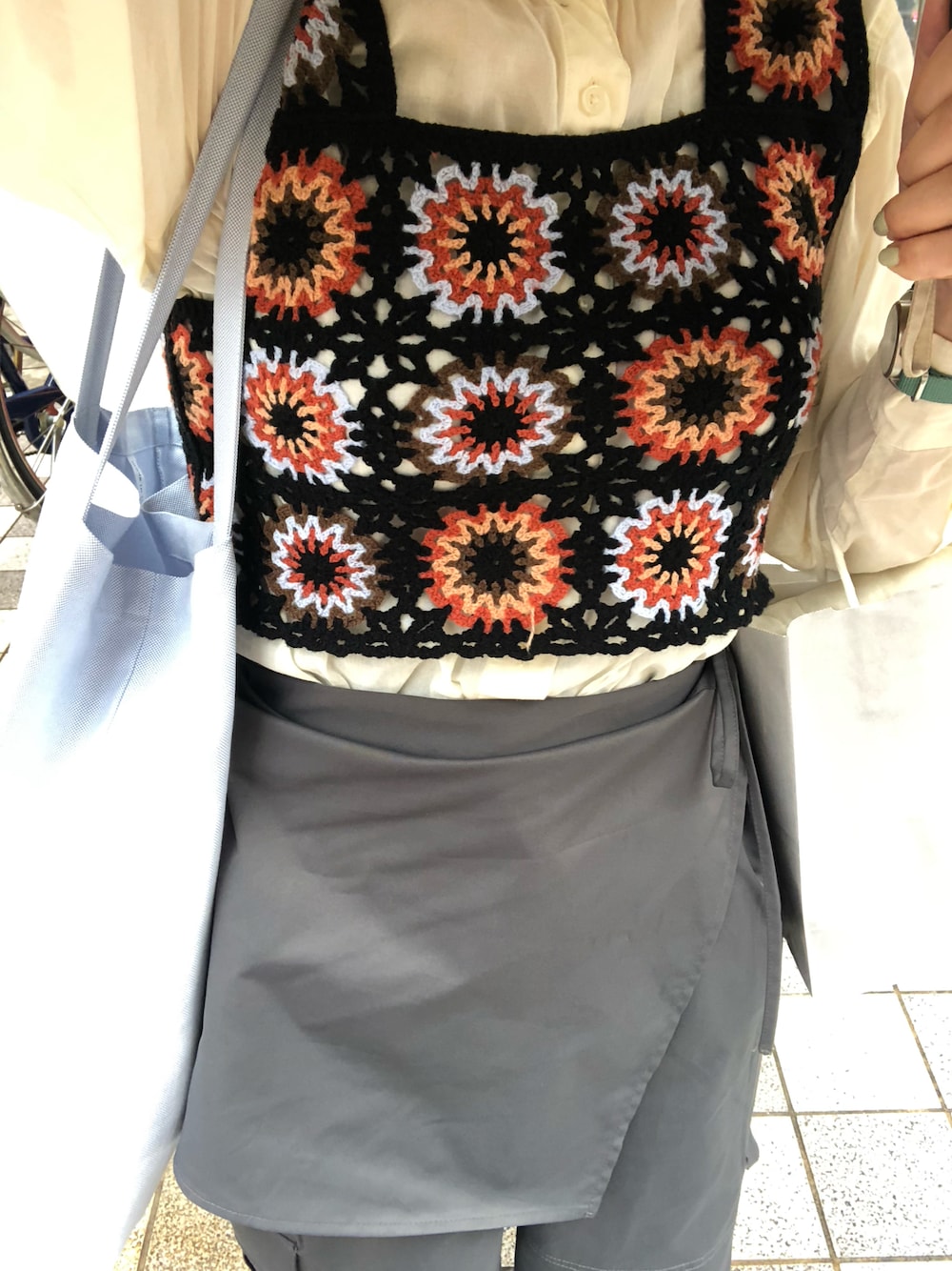 「休日コーデ、秋服」｜「KBFのアイテム（カーゴパンツ、グレー系）」を使った、AYUMIさん（レディース・159cm）の秋コーディネートの1枚目の写真