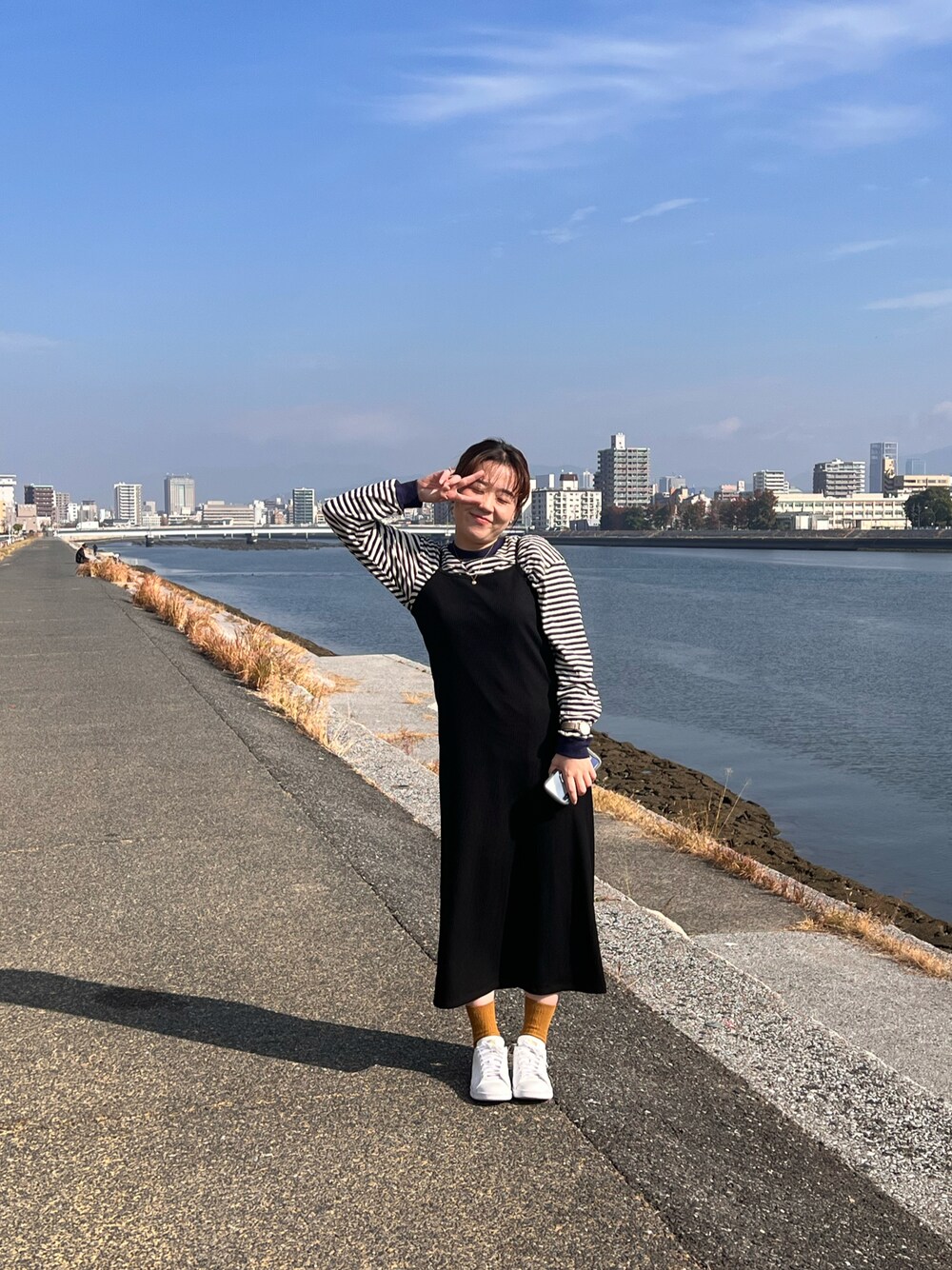 「楽チンコーデ」｜「GUのアイテム（オールインワン・サロペット、ブラック系）」を使った、AYUMIさん（レディース・160cm）の冬コーディネートの1枚目の写真