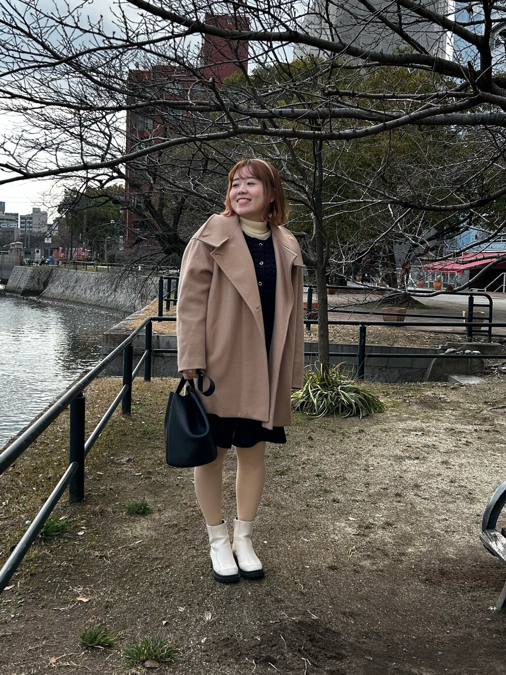 「休日スタイル、きれいめカジュアル」｜「KBFのアイテム（トレンチコート、ブラウン系）」を使った、AYUMIさん（レディース・160cm）の冬コーディネートの1枚目の写真