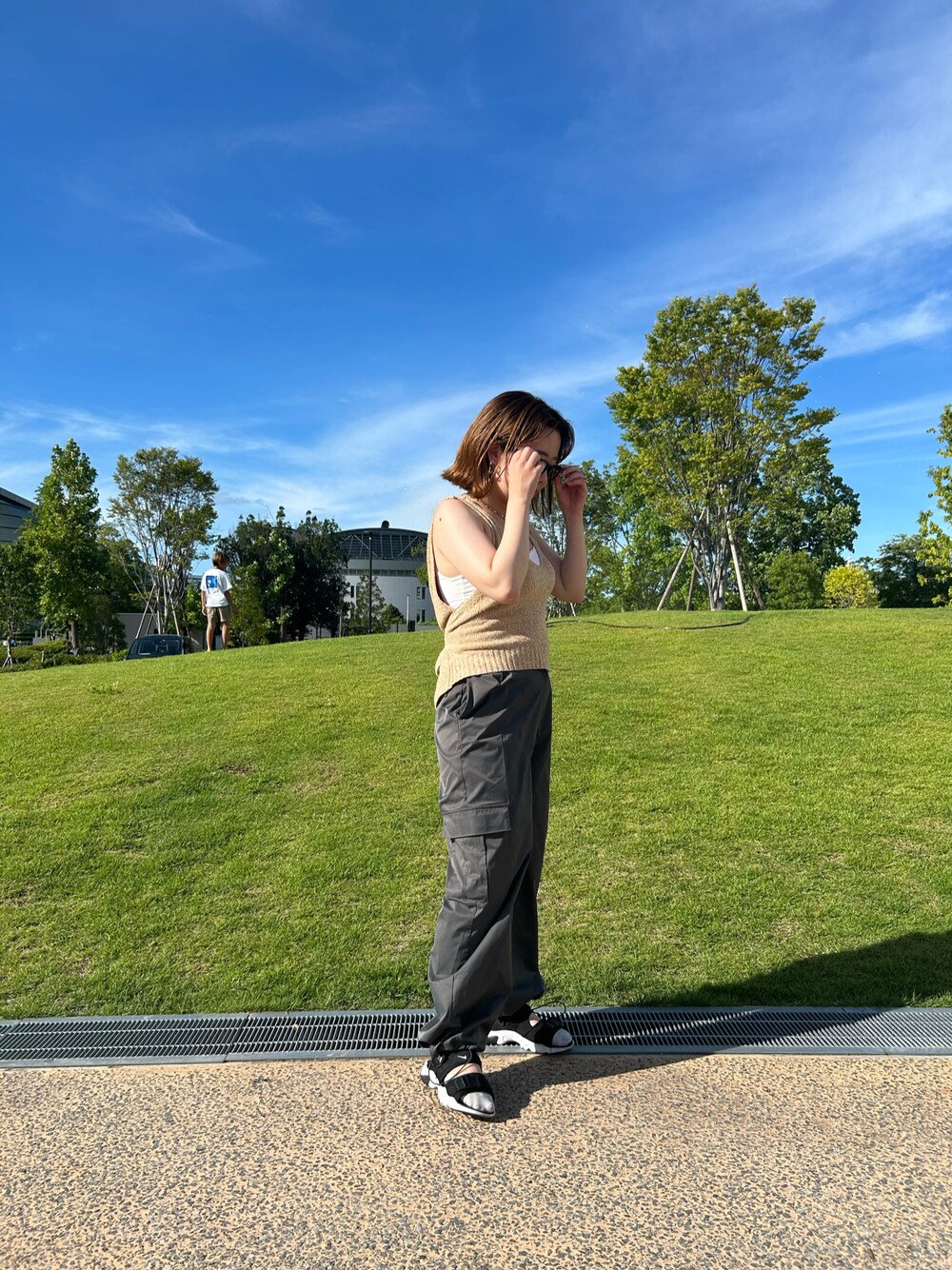 「カジュアルコーデ」｜「KBFのアイテム（スラックス、グレー系）」を使った、AYUMIさん（レディース・160cm）の秋コーディネートの1枚目の写真