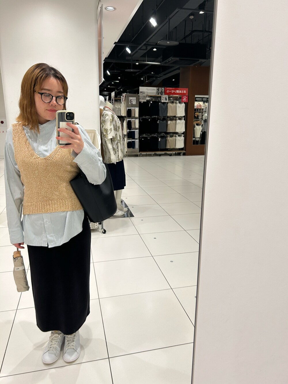 「オトナカジュアル」｜「LOWRYS FARMのアイテム（ベスト、ベージュ系）」を使った、AYUMIさん（レディース・159cm）の春コーディネートの1枚目の写真