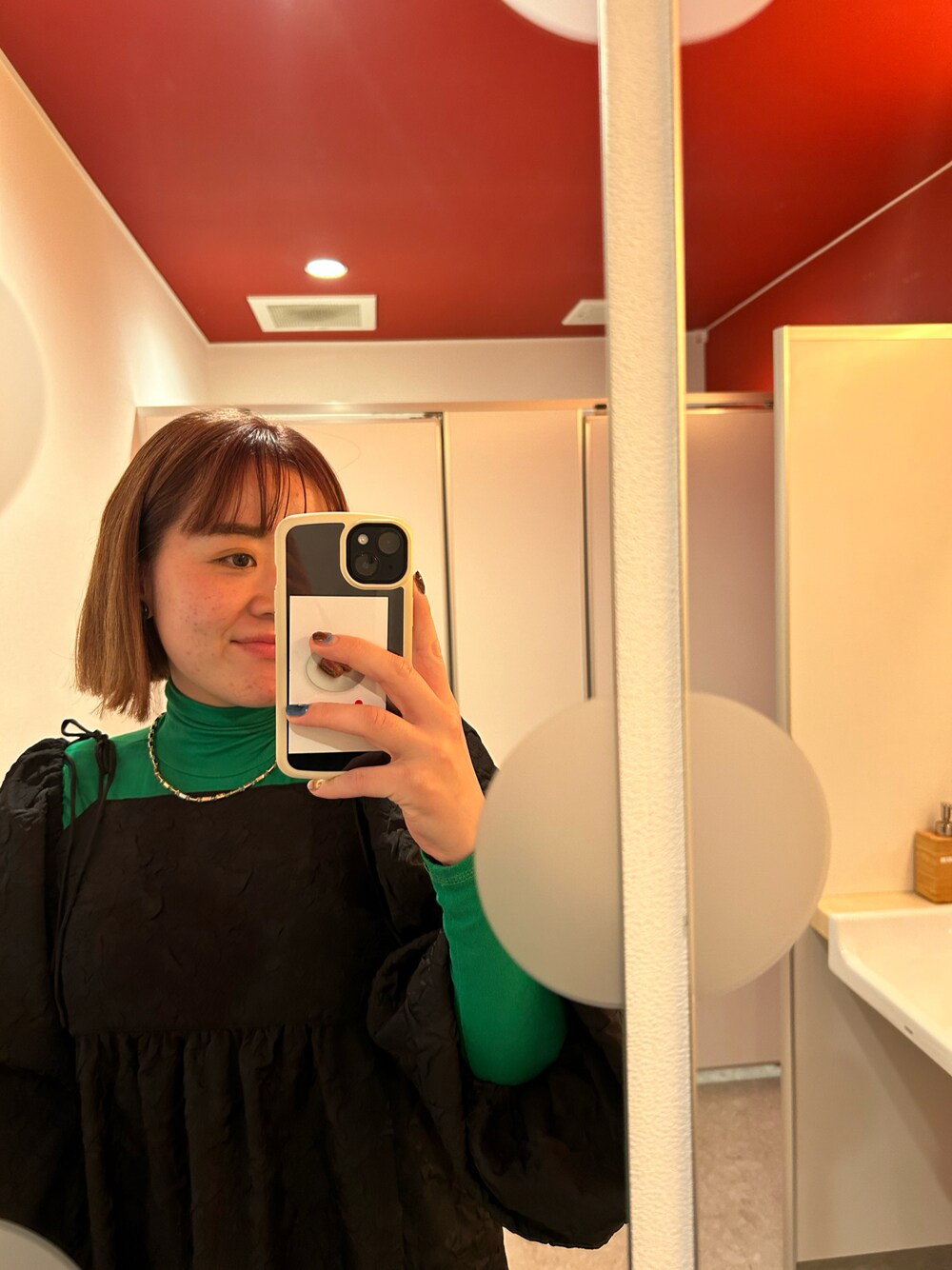 「キレイめカジュアル」｜「KBF+のアイテム（オールインワン・サロペット、ブラック系）」を使った、AYUMIさん（レディース・160cm）の冬コーディネートの1枚目の写真