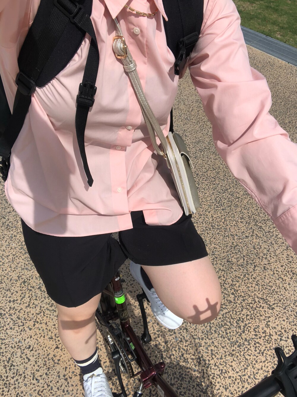 「大人カジュアル」｜「UNIQLOのアイテム（シャツ/ブラウス、ピンク系）」を使った、AYUMIさん（レディース・159cm）の秋コーディネートの1枚目の写真