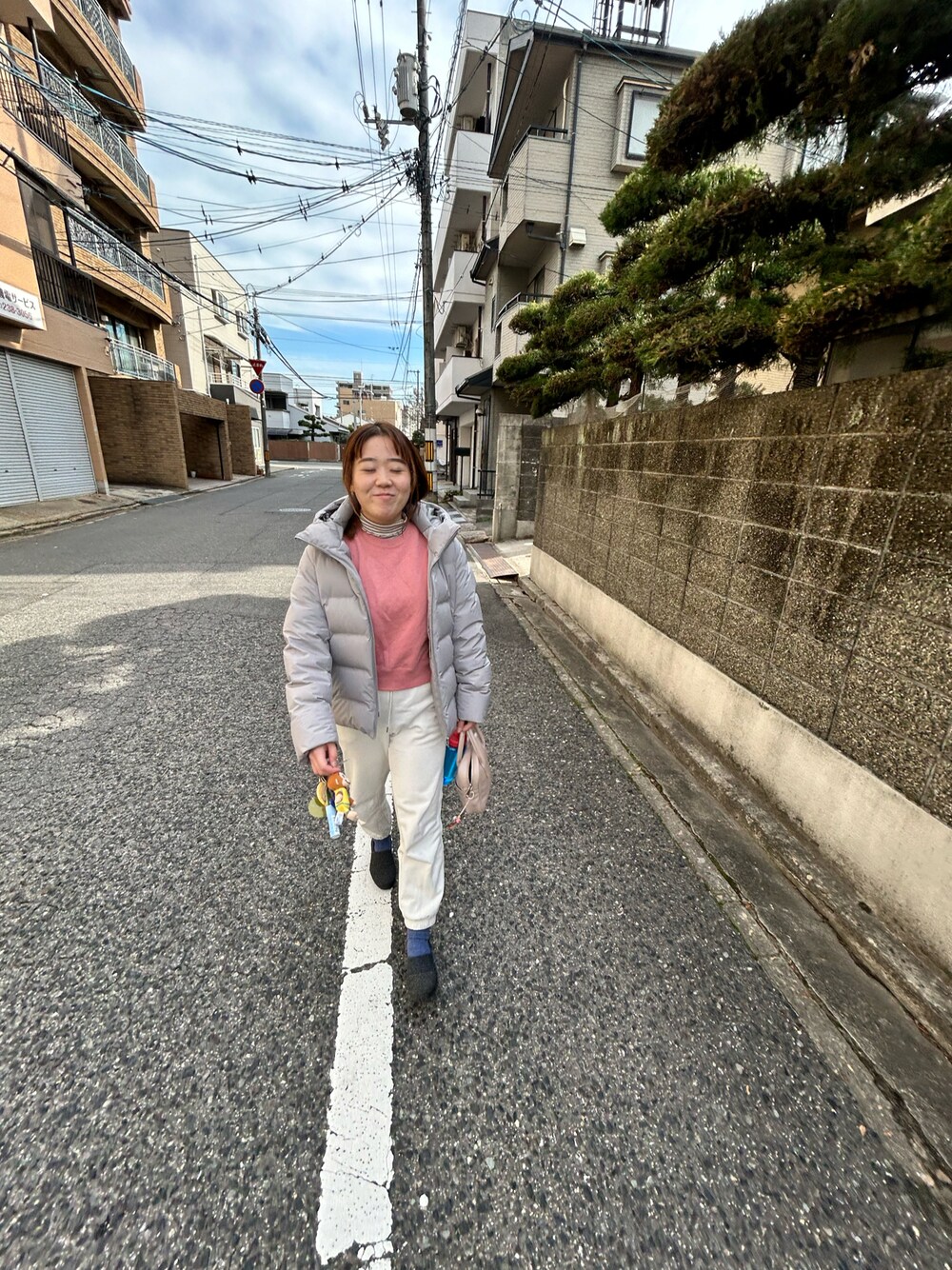 「冬のコーデ、楽チンコーデ」｜「UNIQLOのアイテム（スウェットパンツ、ホワイト系）」を使った、AYUMIさん（レディース・160cm）の冬コーディネートの1枚目の写真