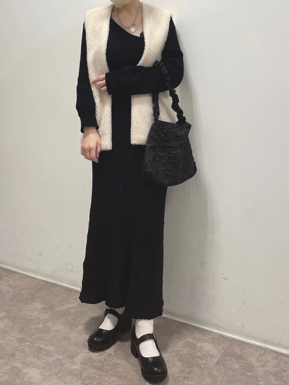 「大人女子、低身長、ベスト、ワンピース、ブラック、厚底シューズ、きれいめカジュアル、カジュアル、オトナカジュアル、モノトーン、ワントーンコーデ、韓国ファッション、シンプル、黒、シンプルコーデ」｜「GRLのアイテム（ワンピース/ドレス、ブラック系）」を使った、𝘺𝘶𝘮𝘪さん（レディース・152cm）の冬コーディネートの1枚目の写真