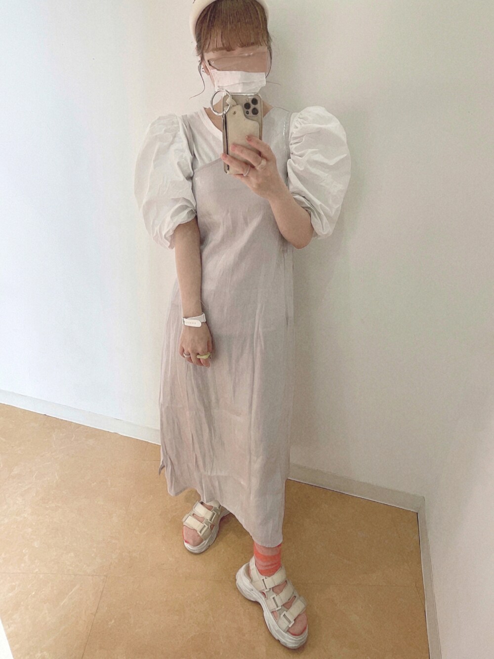 ベージュ系のサンダル、ホワイト系のTシャツ/カットソー、シルバー系のワンピースを着用したレディースの夏コーディネートの1枚目の写真