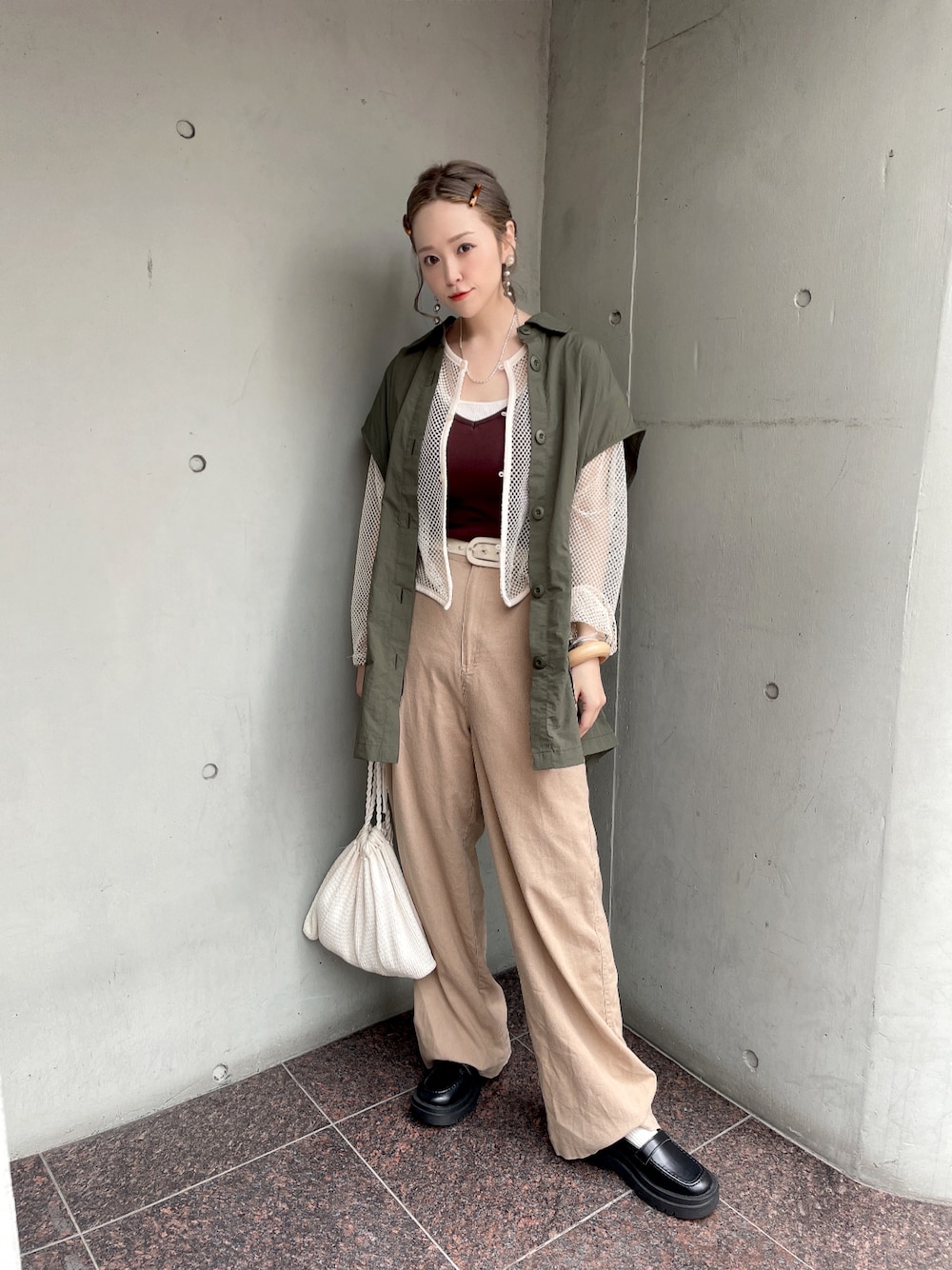 「ストリート、プチプラ、ハンドバッグ、休日スタイル、ベスト、ブラウン、ハイウエスト、リネン、厚底シューズ、秋服準備はじめました、大人カジュアル、低身長、いいね、save、フォローお願いします🤑、レイヤードスタイル、パンツスタイル」｜「usedのアイテム（バッグ、ホワイト系）」を使った、𝘺𝘶𝘮𝘪さん（レディース・152cm）の夏コーディネートの1枚目の写真