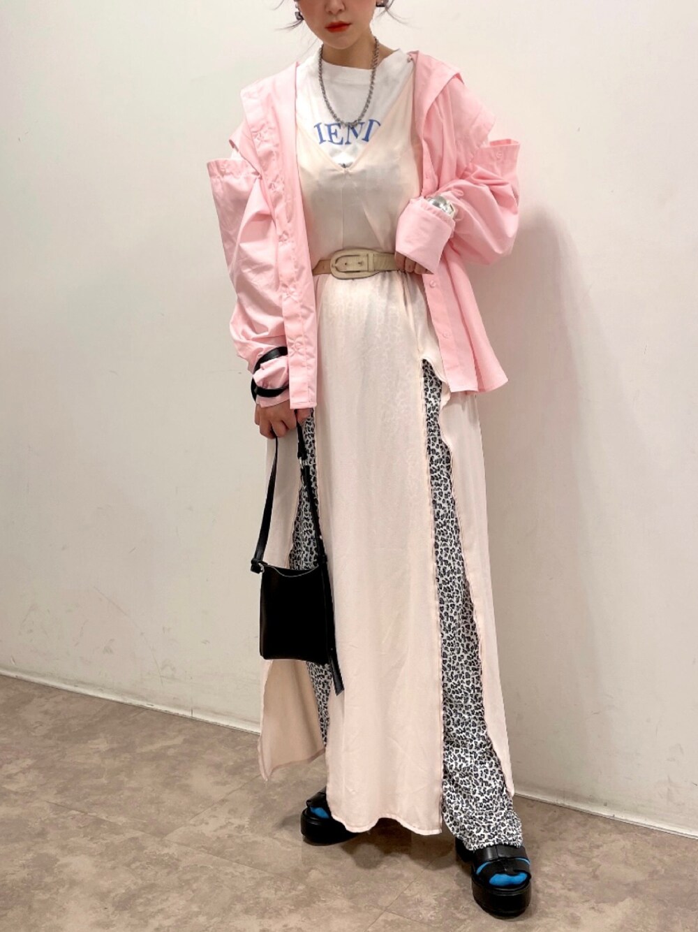 「ピンク、ピンクシャツ、レイヤードスタイル、ロングワンピース、レオパード、サンダル、カラーソックス、Tシャツ、アニマルＴシャツ、キャミワンピ、シャツスタイル、古着MIX、春夏コーデ、プチプラ、厚底シューズ」｜「NOFALLの厚底チャンキーヒールグラディエーターサンダル（サンダル、ブラック系）」を使った、𝘺𝘶𝘮𝘪さん（レディース・152cm）の春コーディネートの1枚目の写真