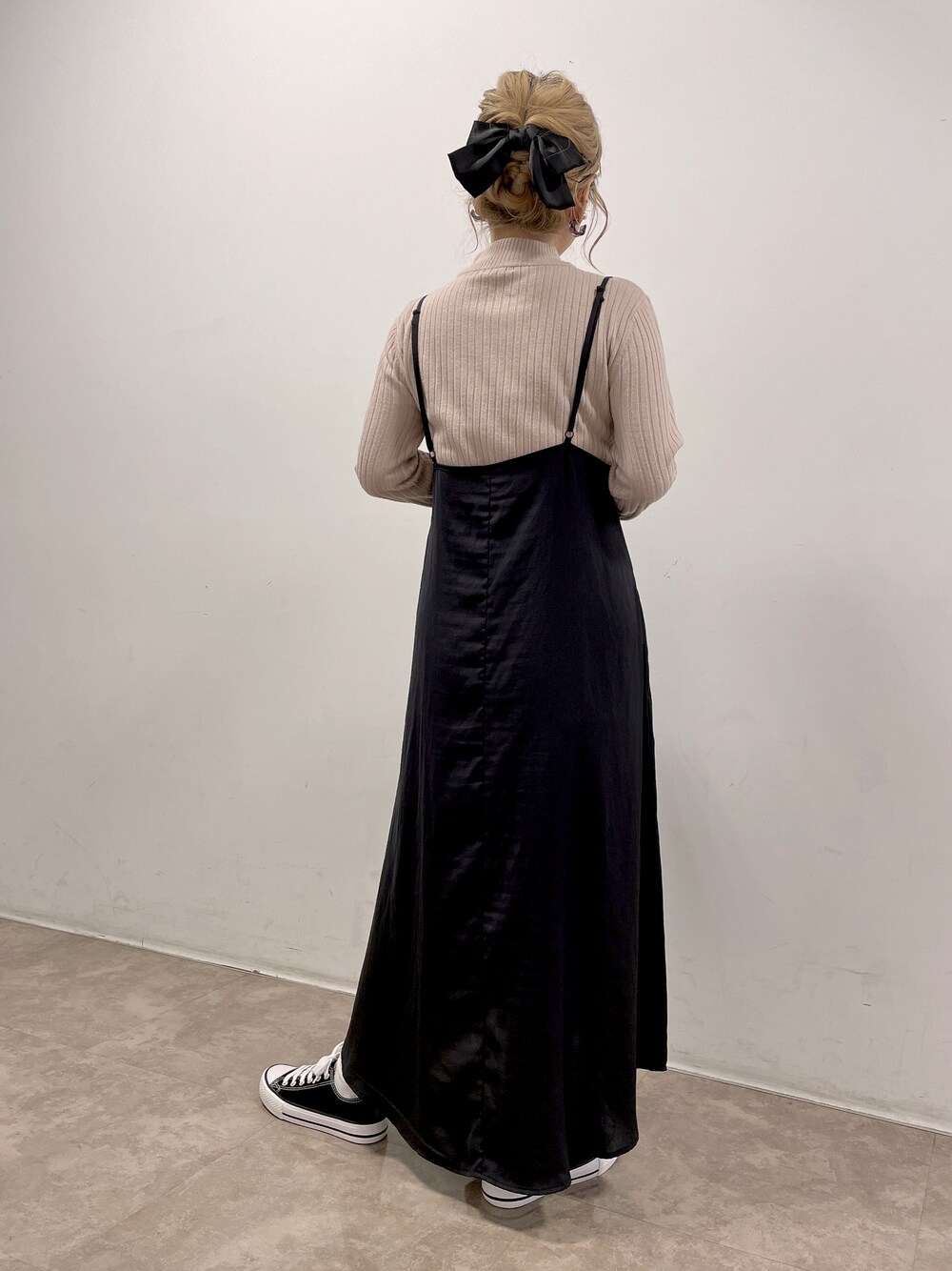 「シンプル、ワンピース、スニーカー、ブラック、ピンク、ガーリー、黒、コンバース、カラー×コーデ、はじめましてコーデ、プチプラ、ロングワンピース、ニット、キャミワンピ、モード」｜「SHEINのアイテム（バレッタ/ヘアクリップ、ブラック系）」を使った、𝘺𝘶𝘮𝘪さん（レディース・152cm）の春コーディネートの1枚目の写真
