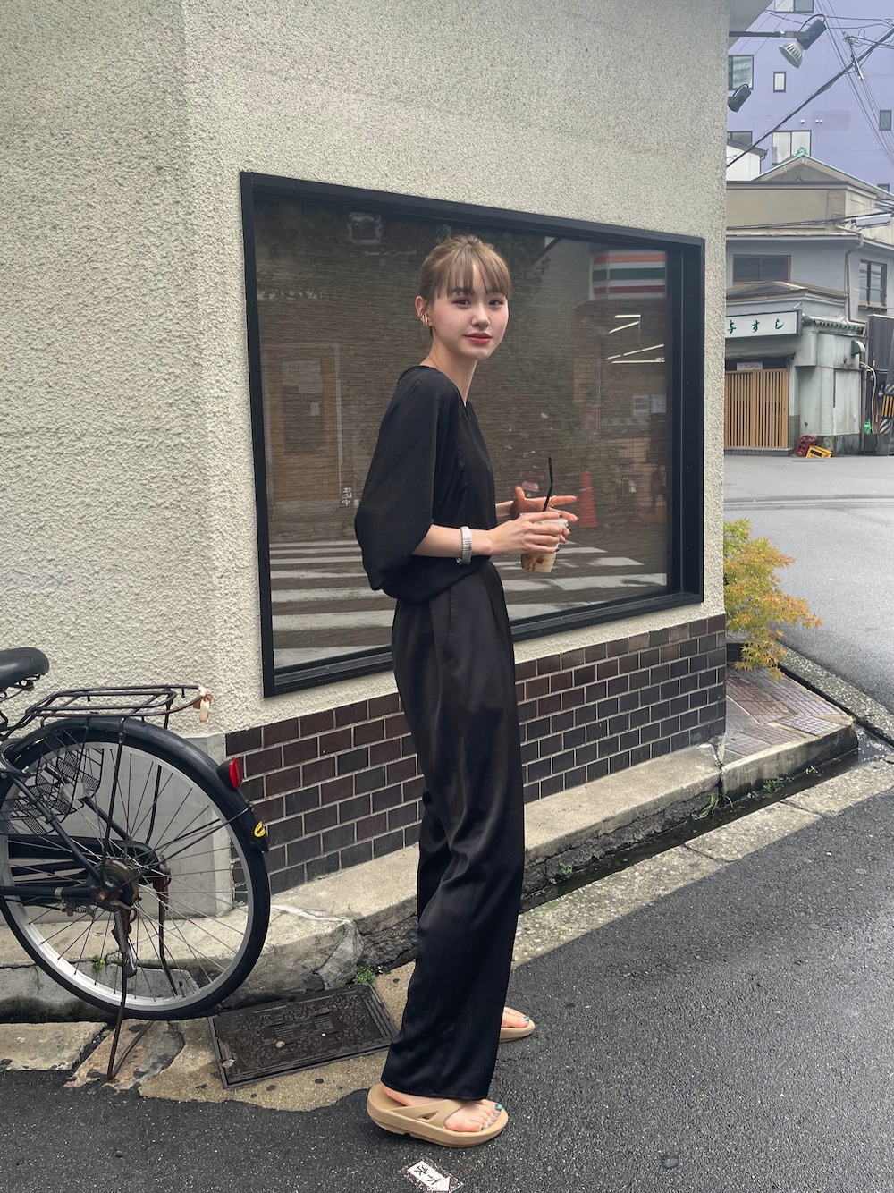 「休日コーデ、シンプルスタイル、シンプルコーデ、ootd、キレイめ、パンツスタイル、ブラック、オールブラック、モノトーンコーデ、骨格ナチュラル」｜「riendaのアイテム（シャツ/ブラウス、ブラック系）」を使った、reinaさん（レディース・165cm）の秋コーディネートの1枚目の写真
