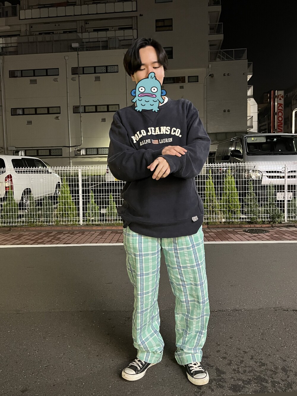 ブルー系のスウェット、ブルー系のパンツ、ブラック系のスニーカーを着用したメンズの春コーディネートの1枚目の写真