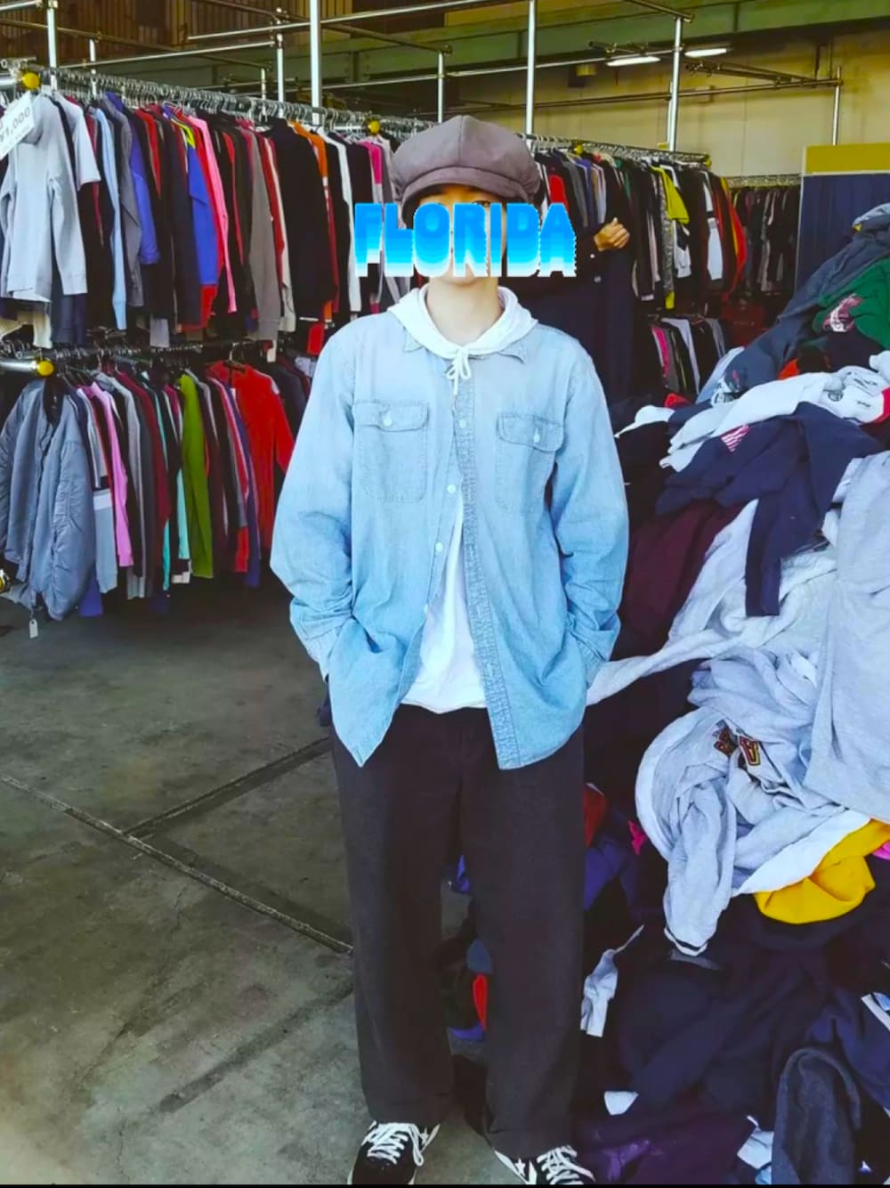 ブラック系のスラックス、ブラック系のスニーカー、ホワイト系のパーカーを着用したメンズの冬コーディネートの1枚目の写真