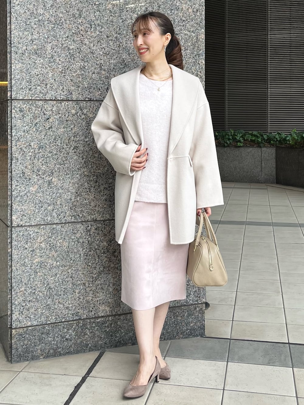「ニット、淡色コーデ、冬コーデ、お出かけコーデ、冬アウター、ニットコーデ、大人かわいい、ピンク、リバーコート、ハーフコート、ショールカラー、タイトスカート、スカート、キレイめ、ノーリーズ」｜「NOLLEY’Sのチョーカー2wayネックレス（ネックレス、ゴールド系）」を使った、nol ikeoさん（レディース・160cm）の秋コーディネートの1枚目の写真
