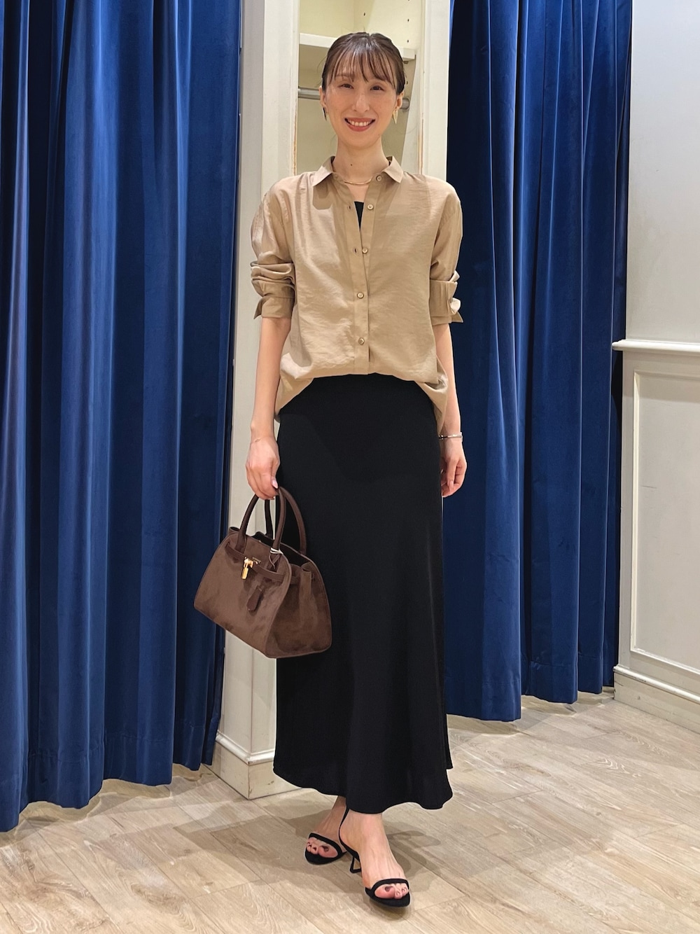 「シアートップス、きれいめカジュアル、オトナ女子、シアー、シアーシャツ、ナロースカート、ロングスカート、マーメイドスカート、スカート、スカートスタイル、シャツ、シャツスタイル、キャメル、ブラック、ノーリーズ」｜「NOLLEY’Sの【grace grace/グラスグラス】ハート ピアス（ピアス（両耳用）、ゴールド系）」を使った、nol ikeoさん（骨格ウェーブ・レディース・160cm）の夏コーディネートの1枚目の写真