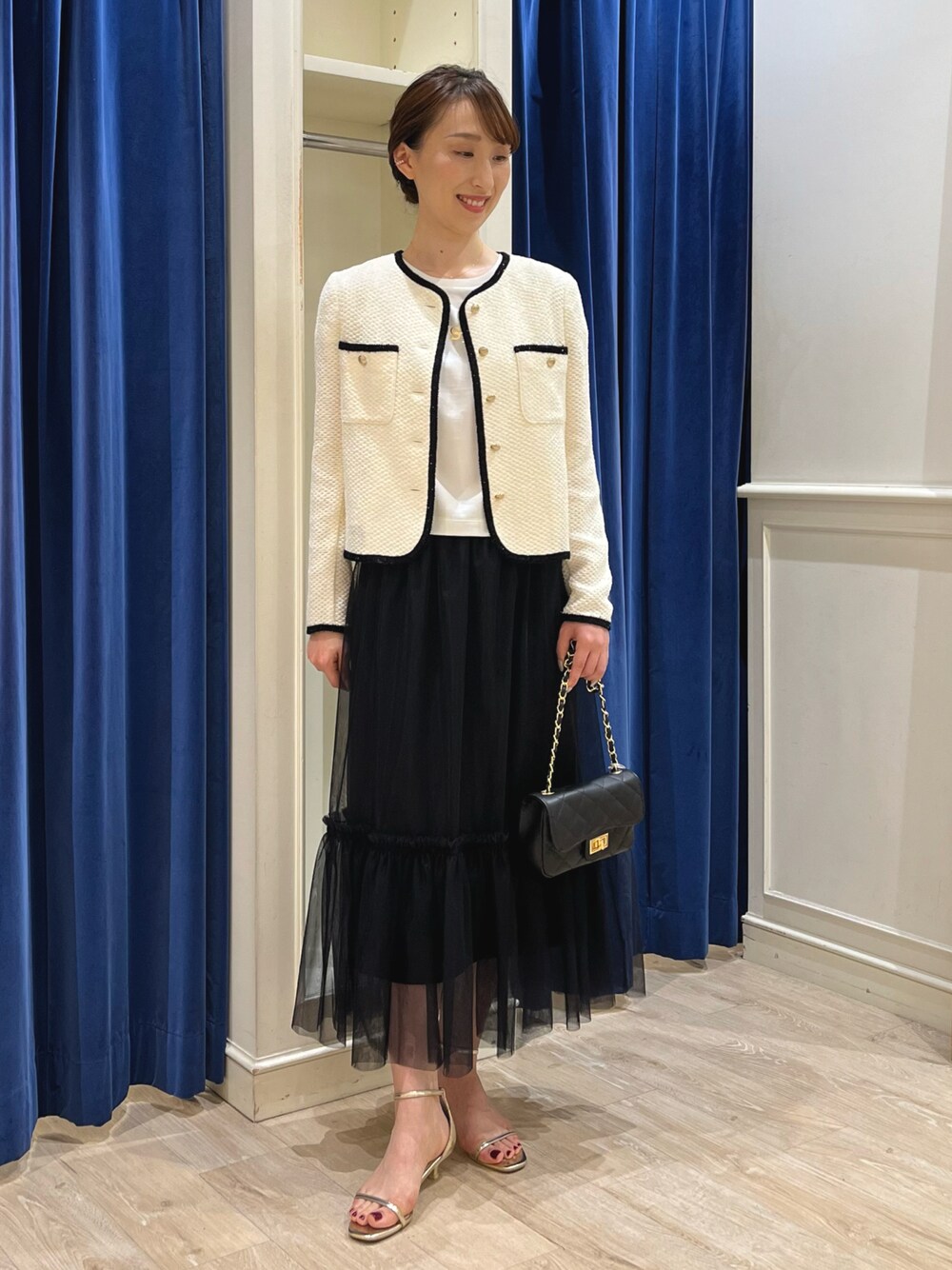 「きれいめカジュアル、モノトーン、ミニバッグ、スカートスタイル、モノトーンコーデ、ティアードスカート、ノーリーズ、ニットジャケット、ジャケット、ノーカラージャケット、チュール、チュールスカート、パイピング、ロゴT、カラー×コーデ」｜「NOLLEY’S Sophiのキラダブルラインイヤーカフ（イヤーカフ、ゴールド系）」を使った、nol ikeoさん（レディース・160cm）の夏コーディネートの1枚目の写真