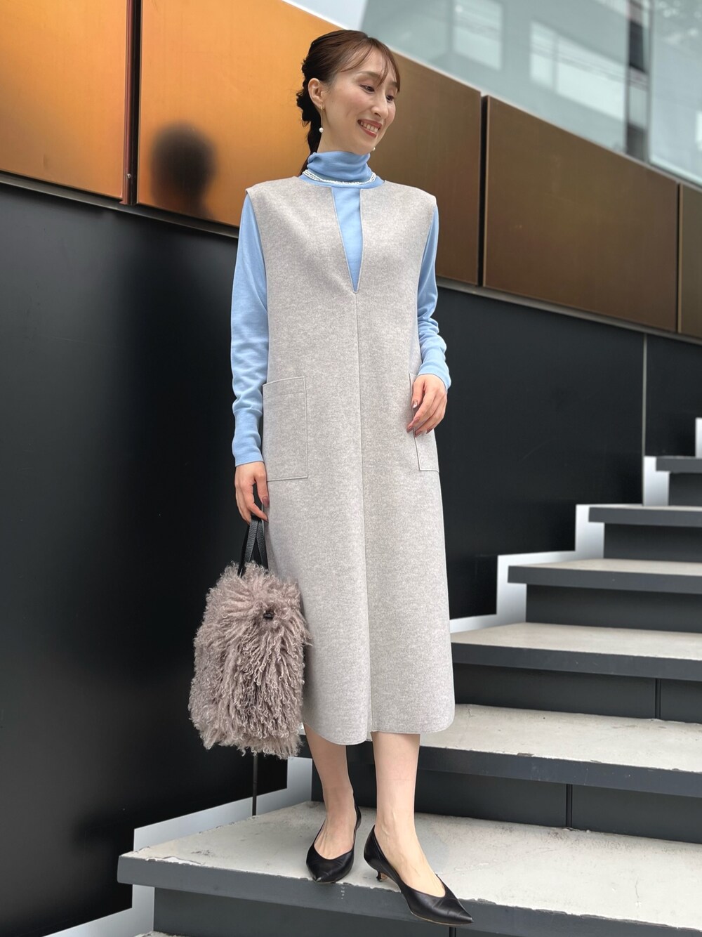 「最近のいい感じコーデ、お出かけコーデ、ワンピース、ニット、クリスマスに着たい服、ファー、休日スタイル、ハイネック、ジャンパースカート、ジャンスカ、ノーリーズ、サックスブルー、グレー、パール、ファーバッグ」｜「NOLLEY’Sのコットンパールブラチェーンイヤリング（イヤリング、ホワイト系）」を使った、nol ikeoさん（レディース・160cm）の冬コーディネートの1枚目の写真