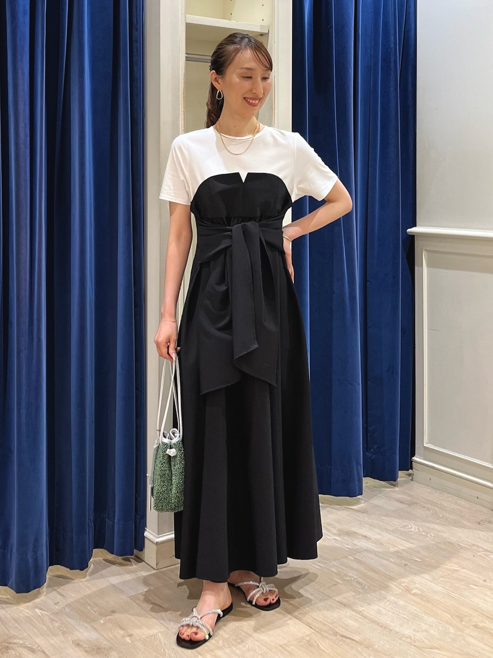 「さらっと晴れやかスナップ、きれいめカジュアル、夏コーデ、ワンピース、ビスチェ、ワンピーススタイル、ワンピースコーデ、モノトーン、お出かけコーデ、ビスチェ風、ロングワンピース、ノーリーズ、リラックススタイル、大人かわいい、白黒」｜「NOLLEY’Sのチェーンレイヤードチョーカー・2（ネックレス、ゴールド系）」を使った、nol ikeoさん（レディース・160cm）の夏コーディネートの1枚目の写真