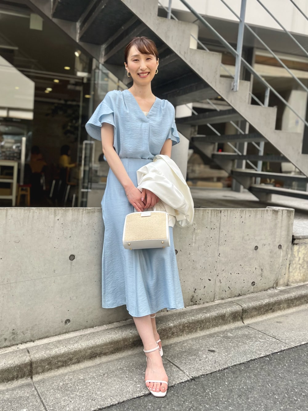 「ショップスタッフの好印象コーデ、ショップスタッフの推しトップス、春カラー、初夏コーデ、ブラウス、セットアップ、セットアップスタイル、フレアスカート、スカート、サックスブルー、水色、ノーリーズ、キレイめ、爽やかコーデ、フェミニン」｜「NOLLEY’Sの◇【WEB限定】ジュピターフレアースリーブギャザーブラウス（シャツ/ブラウス、ブルー系）」を使った、nol ikeoさん（レディース・160cm）の春コーディネートの1枚目の写真