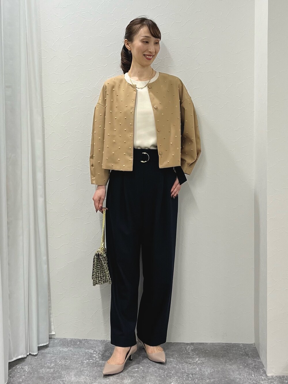 「きれいめカジュアル、キレイめ、ドット、ジャガード、ブルゾン、羽織り、ワイドパンツ、ベルト、大人カジュアル、キャメル、ネイビー、パンツスタイル、ブラウス、ノーリーズ、ノーカラージャケット」｜「NOLLEY’Sの【grace grace/グラスグラス】10K カットワイヤーフープ ピアス（ピアス（両耳用）、ゴールド系）」を使った、nol ikeoさん（レディース・160cm）の秋コーディネートの1枚目の写真
