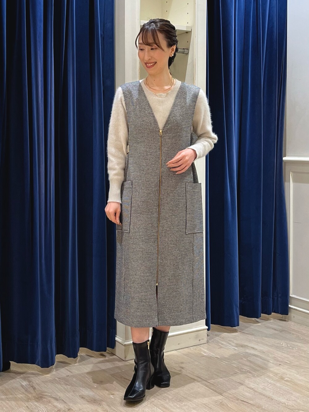 「ワンピース、ジャンパースカート、ジャンスカ、ワンピーススタイル、ニット、チドリ柄、千鳥柄、きれいめカジュアル、キレイめカジュアル、ノーリーズ、大人カジュアル、大人かわいい、モノトーン、ベージュ」｜「NOLLEY’S Sophiのバーパールビジューイヤリング（イヤリング、ホワイト系）」を使った、nol ikeoさん（レディース・160cm）の冬コーディネートの1枚目の写真