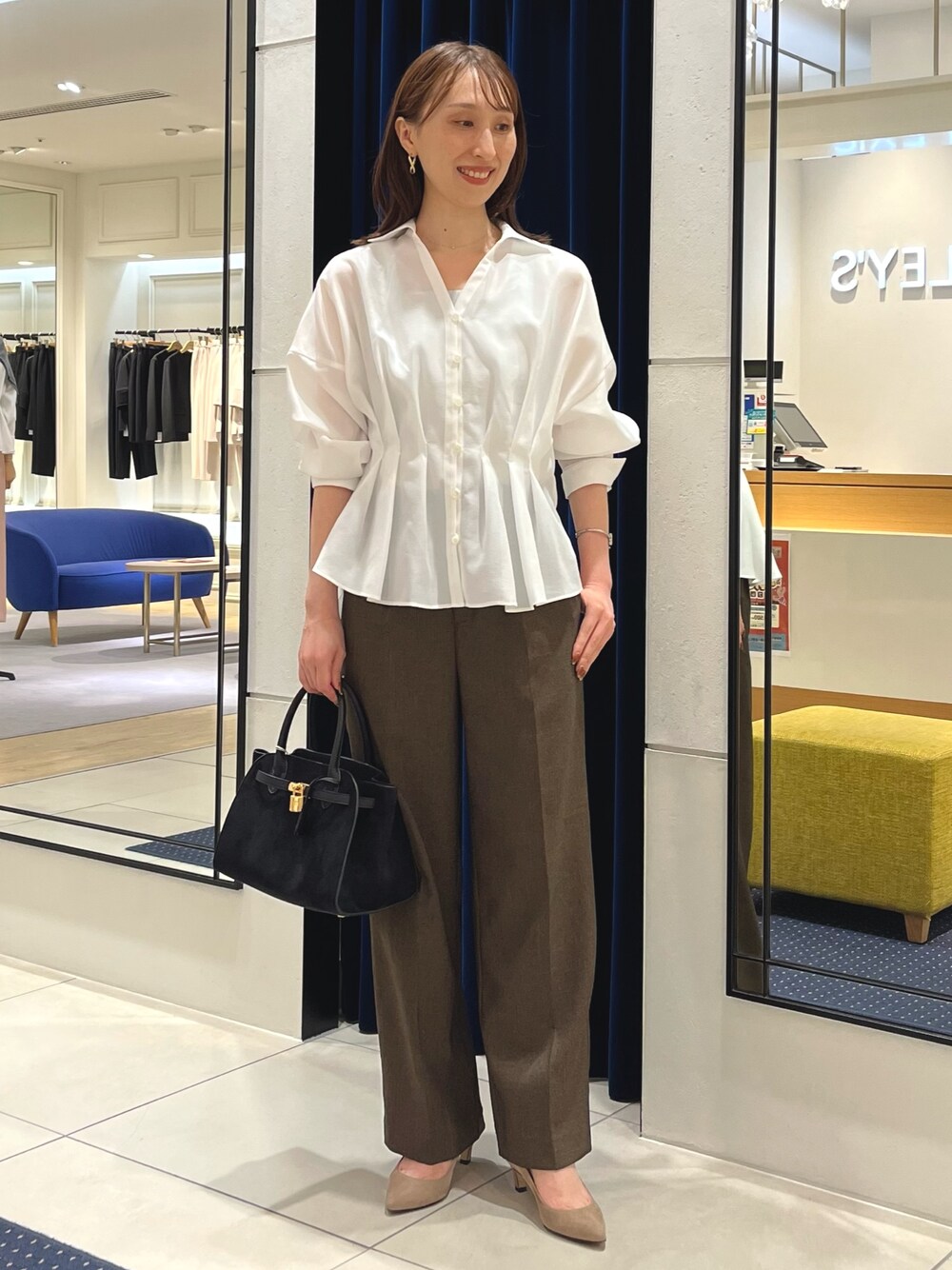 シルバー系のタンクトップ、ホワイト系のシャツ/ブラウス、ブラウン系のその他パンツを着用したレディースの秋コーディネートの1枚目の写真