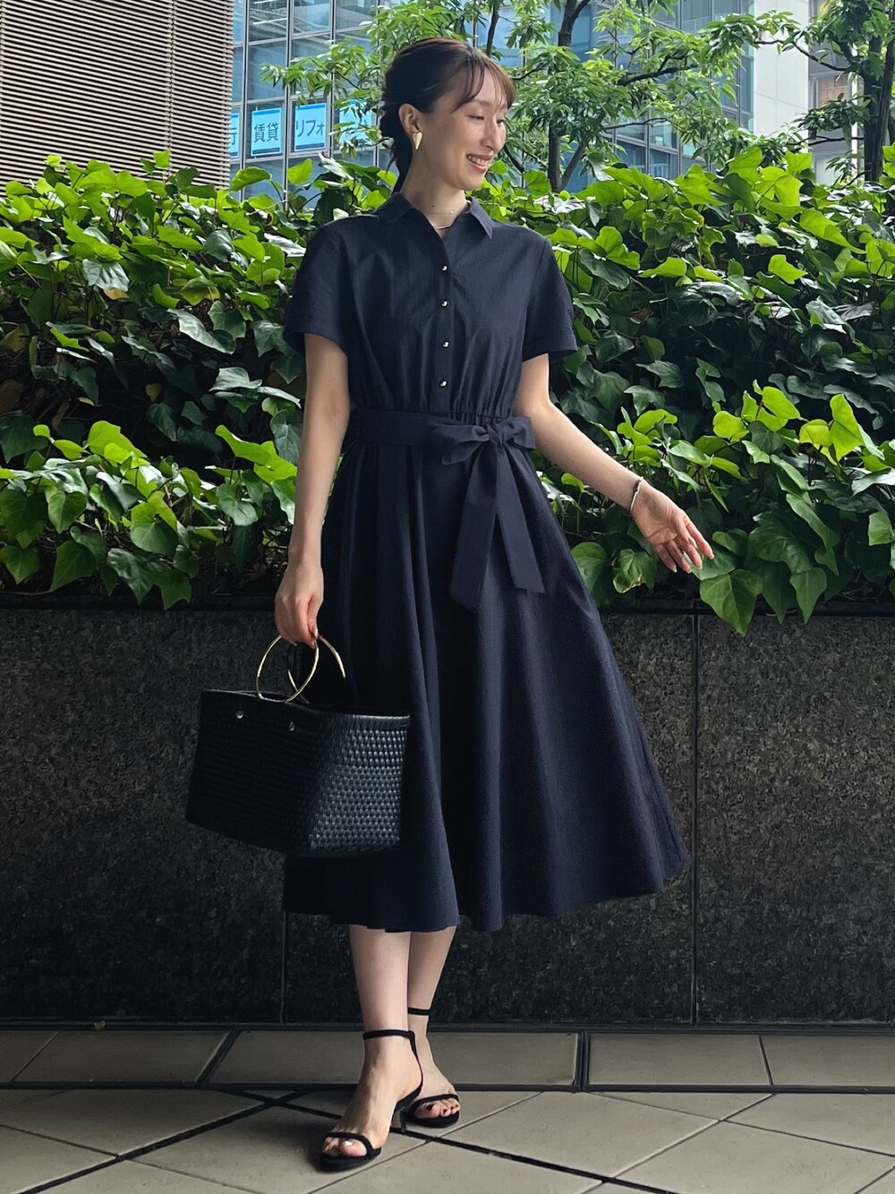 「ワンピース、きれいめカジュアル、夏コーデ、大人女子、大人コーデ、ワンピーススタイル、ワンピースコーデ、シャツワンピ、シャツワンピース、ネイビー、キレイめ、ノーリーズ、ワントーン、ワントーンコーデ、夏」｜「NOLLEY’Sの【grace grace/グラスグラス】ハート ピアス（ピアス（両耳用）、ゴールド系）」を使った、nol ikeoさん（骨格ウェーブ・レディース・160cm）の夏コーディネートの1枚目の写真