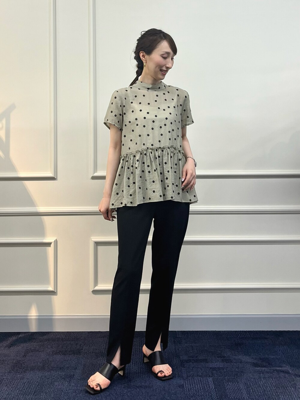 「大人かわいい、ショップスタッフの推しトップス、ショップスタッフの推しボトムス、スリットパンツ、スリット、シアートップス、ドット、ドット柄、ぺプラムトップス、きれいめカジュアル、黒、カーキ、ノーリーズ、シアー、キレイめ」｜「NOLLEY’S Sophiのアジャスター付サテンスムースキャミソール（キャミソール、ホワイト系）」を使った、nol ikeoさん（レディース・160cm）の春コーディネートの1枚目の写真