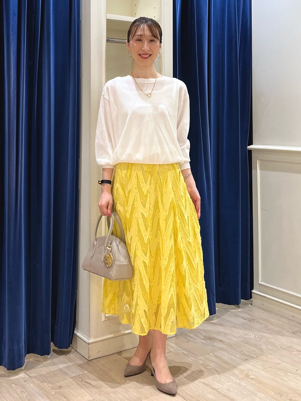「春色、春めき満開コーデ、春コーデ、お出かけコーデ、シアートップス、春服、キレイめカジュアル、カラーコーデ、大人かわいい、フレアスカート、スカート、スカートスタイル、ノーリーズ、イエロー、ニット」｜「NOLLEY’S Sophiの《手洗い可能》綿混シアー2WAYニット（ニット/セーター、ホワイト系）」を使った、nol ikeoさん（骨格ウェーブ・レディース・160cm）の春コーディネートの1枚目の写真