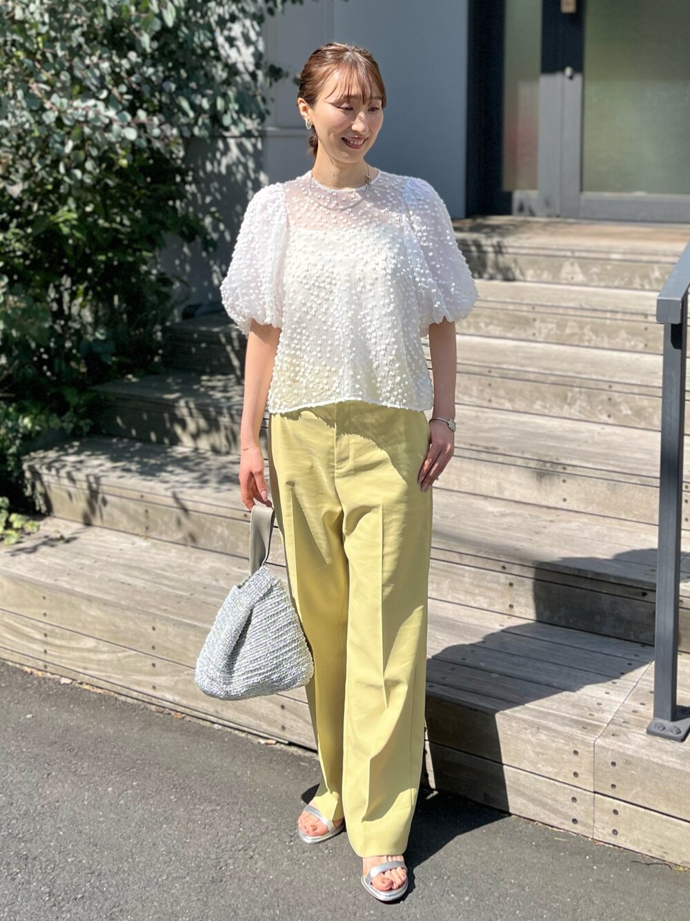 ホワイト系のシャツ/ブラウス、ホワイト系のキャミソール、イエロー系のその他パンツを着用したレディースの春コーディネートの1枚目の写真