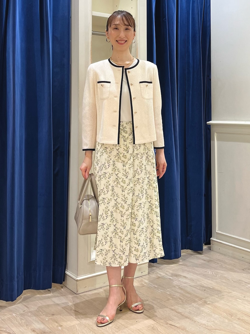「デートコーデ、夏コーデ、マーメイドスカート、おでかけコーデ、大人かわいい、ジャケット、ノーカラージャケット、メッシュ、花柄、花柄スカート、フラワープリント、スカート、フレアスカート、ノーリーズ、キレイめ」｜「grace grace のニュアンスG型イヤリング（イヤリング、ゴールド系）」を使った、nol ikeoさん（骨格ウェーブ・レディース・160cm）の夏コーディネートの1枚目の写真