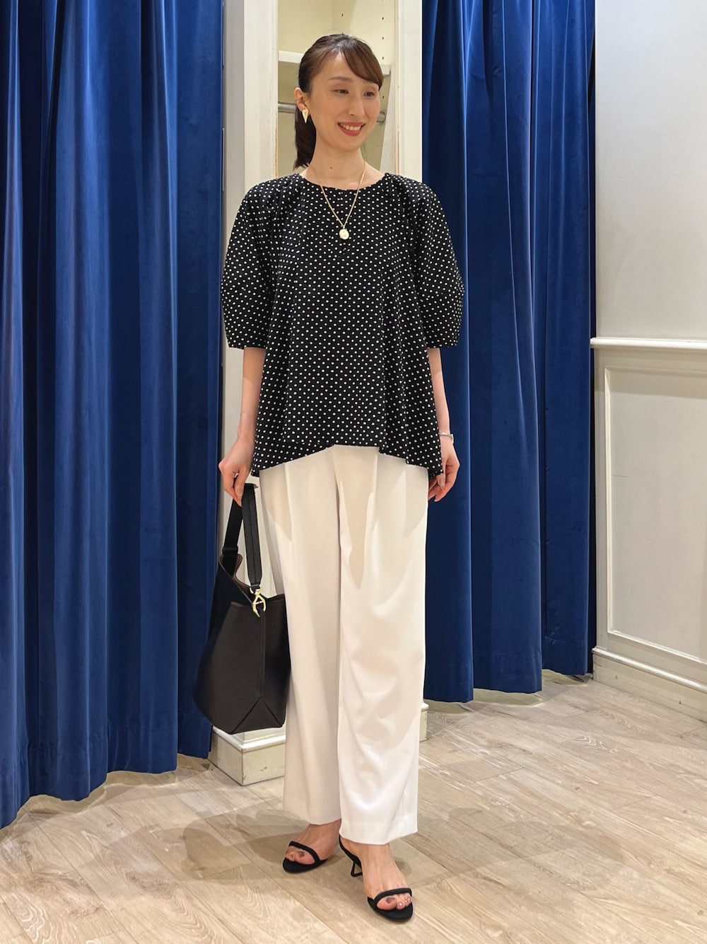 「ワイドパンツ、きれいめカジュアル、モノトーン、春夏コーデ、パンツコーデ、ドット、ドット柄、イージーパンツ、モノトーンコーデ、ノーリーズ、大人カジュアル、ブラウス、パフスリーブ、コインネックレス、大人コーデ」｜「NOLLEY’Sの【grace grace/グラスグラス】ハート ピアス（ピアス（両耳用）、ゴールド系）」を使った、nol ikeoさん（骨格ウェーブ・レディース・160cm）の春コーディネートの1枚目の写真