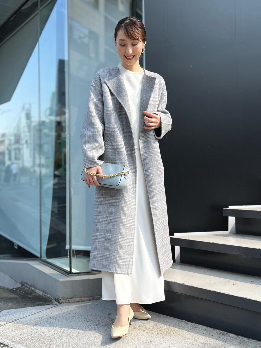「ファッションを楽しもう、リバーシブル、ナロースカート、リバーコート、ロングスカート、ロングコート、ノーカラーコート、チェック、チェックコート、マーメイドスカート、ニット、ワントーンコーデ、ノーリーズ、グレー、キレイめ」｜「NOLLEY’Sのへアリークルーネックプルオーバーニット（ニット/セーター、ホワイト系）」を使った、nol ikeoさん（レディース・160cm）の秋コーディネートの1枚目の写真