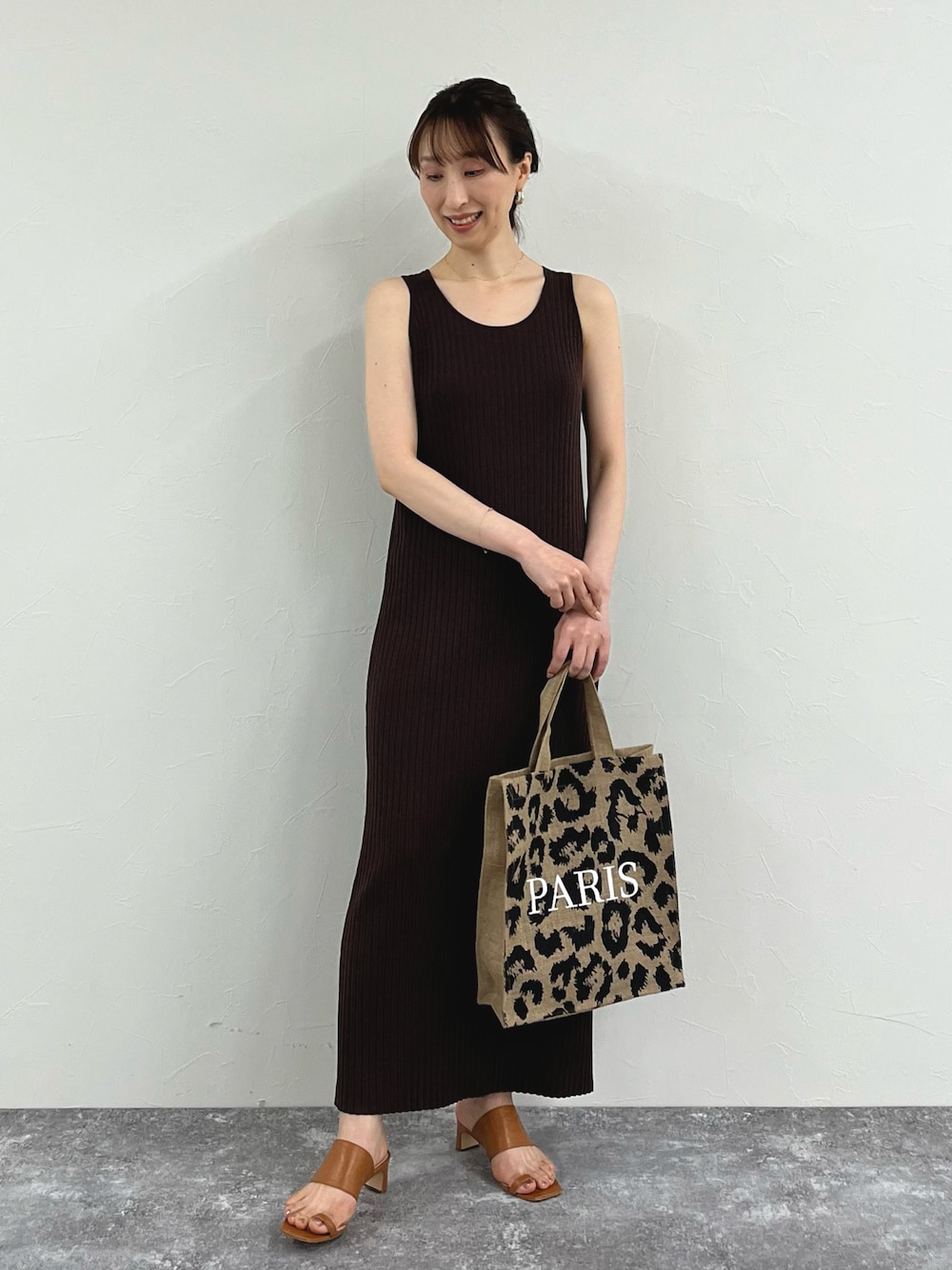 ブラウン系のワンピース、その他のトートバッグ、イエロー系のサンダルを着用したレディースの夏コーディネートの1枚目の写真