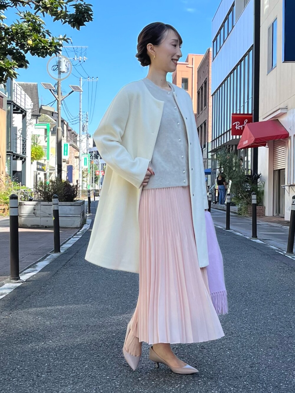 「新星WEARISTAにエントリー、冬アウター、クリスマスに着たい服、マイベストコーデ2023、お出かけコーデ、ロングスカート、淡色コーデ、大人かわいい、キレイめ、ノーカラーコート、プリーツスカート、ノーリーズ、コート、きれいめコーディネート、スカート」｜「NOLLEY’S Sophiのへアリーパール釦クルーネックカーディガン（カーディガン/ボレロ、ベージュ系）」を使った、nol ikeoさん（レディース・160cm）の冬コーディネートの1枚目の写真