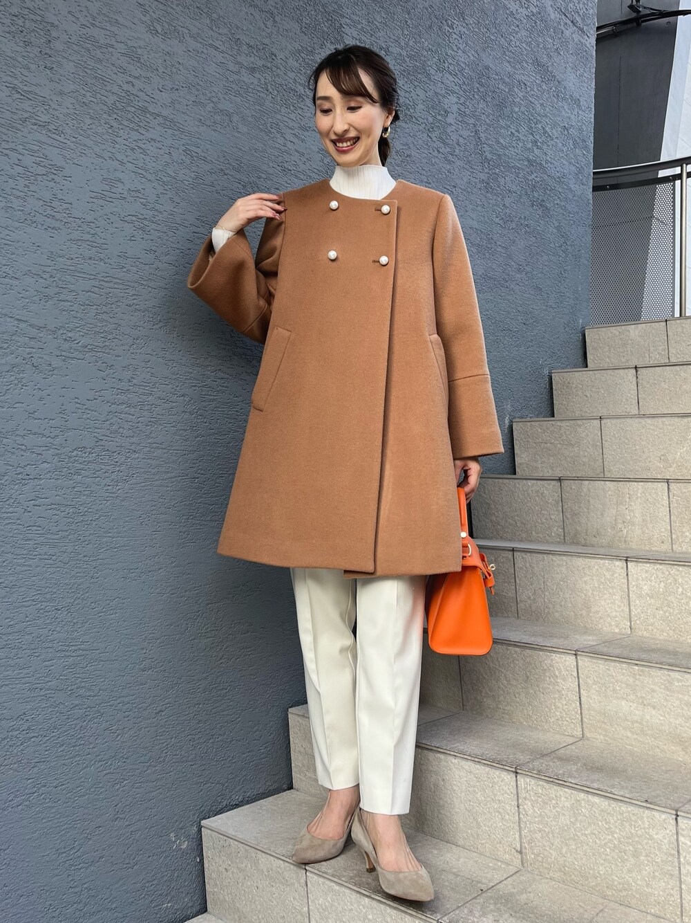 「ファッションを楽しもう、冬コーデ、冬アウター、冬服、パンツスタイル、キレイめ、ノーカラーコート、キャメル、Aライン、パンツコーデ、お出かけコーデ、ノーリーズ、大人かわいい、パール、白パンツ」｜「NOLLEY’Sのサキソニーストレッチパンツ（その他パンツ、ホワイト系）」を使った、nol ikeoさん（レディース・160cm）の秋コーディネートの1枚目の写真