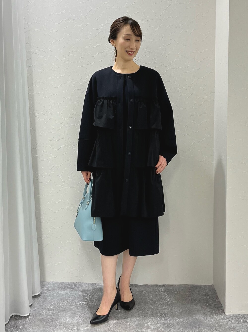 「ワンピース、春アウター、ダンボール素材、ノーカラーコート、ノーカラー、オケージョン、セレモニー、オケージョンスタイル、キレイめ、きちんとスタイル、オトナ女子、ノーリーズ、ベルト、半袖ワンピース、ネイビー」｜「NOLLEY’S Sophiの淡水レンパールピアス（ピアス（両耳用）、ホワイト系）」を使った、nol ikeoさん（レディース・160cm）の冬コーディネートの1枚目の写真