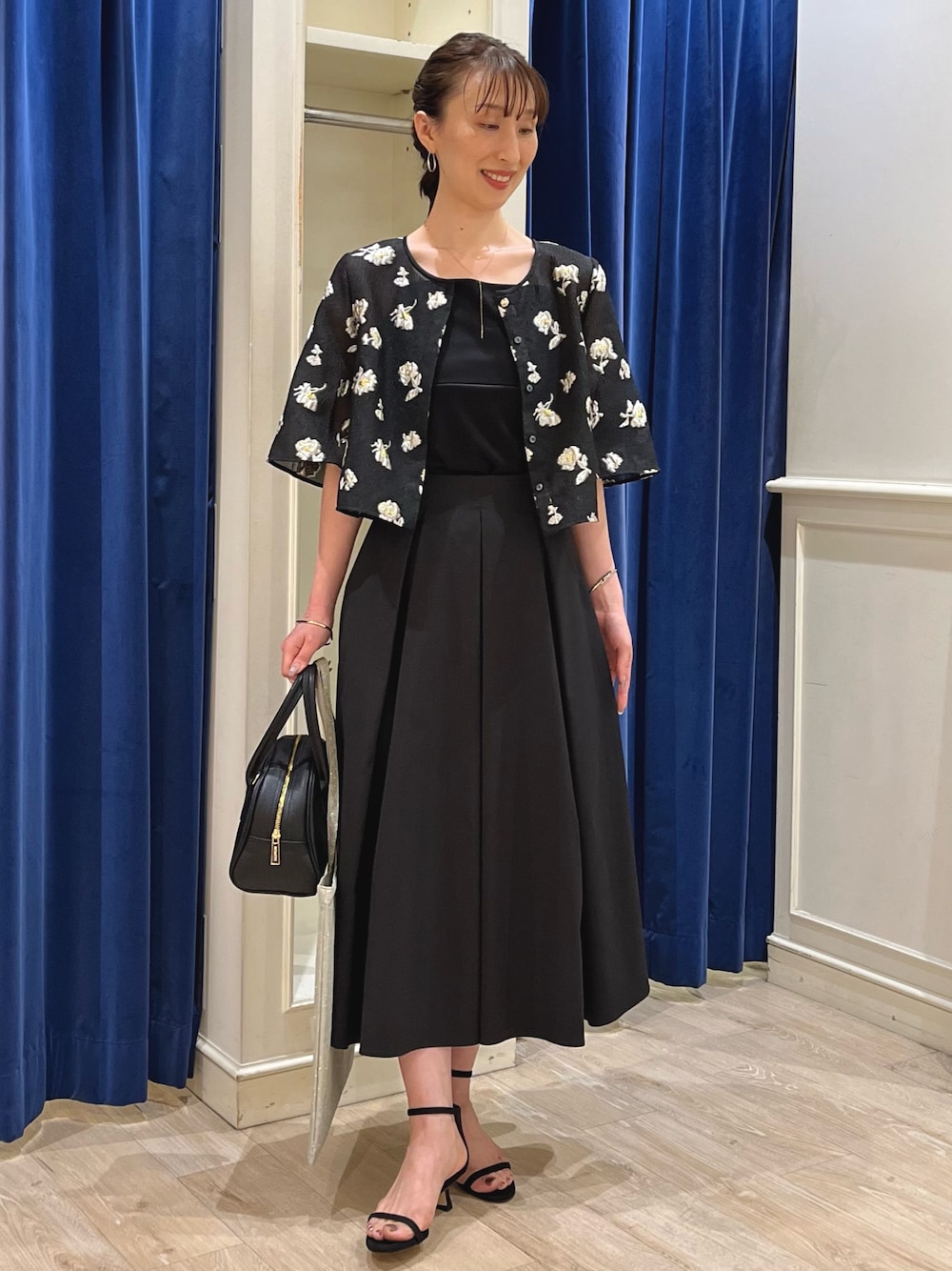 「モノトーン、シアートップス、大人かわいい、モノトーンコーデ、ブラウス、ボレロ、ブラック、ブラックコーデ、フレアスカート、スカート、キレイめ、ノーリーズ、ジャガード、フラワープリント、花柄」｜「NOLLEY’S Sophiの《セットアップ対応》ラメフラワージャガードブラウス（シャツ/ブラウス、ブラック系）」を使った、nol ikeoさん（骨格ウェーブ・レディース・160cm）の春コーディネートの1枚目の写真