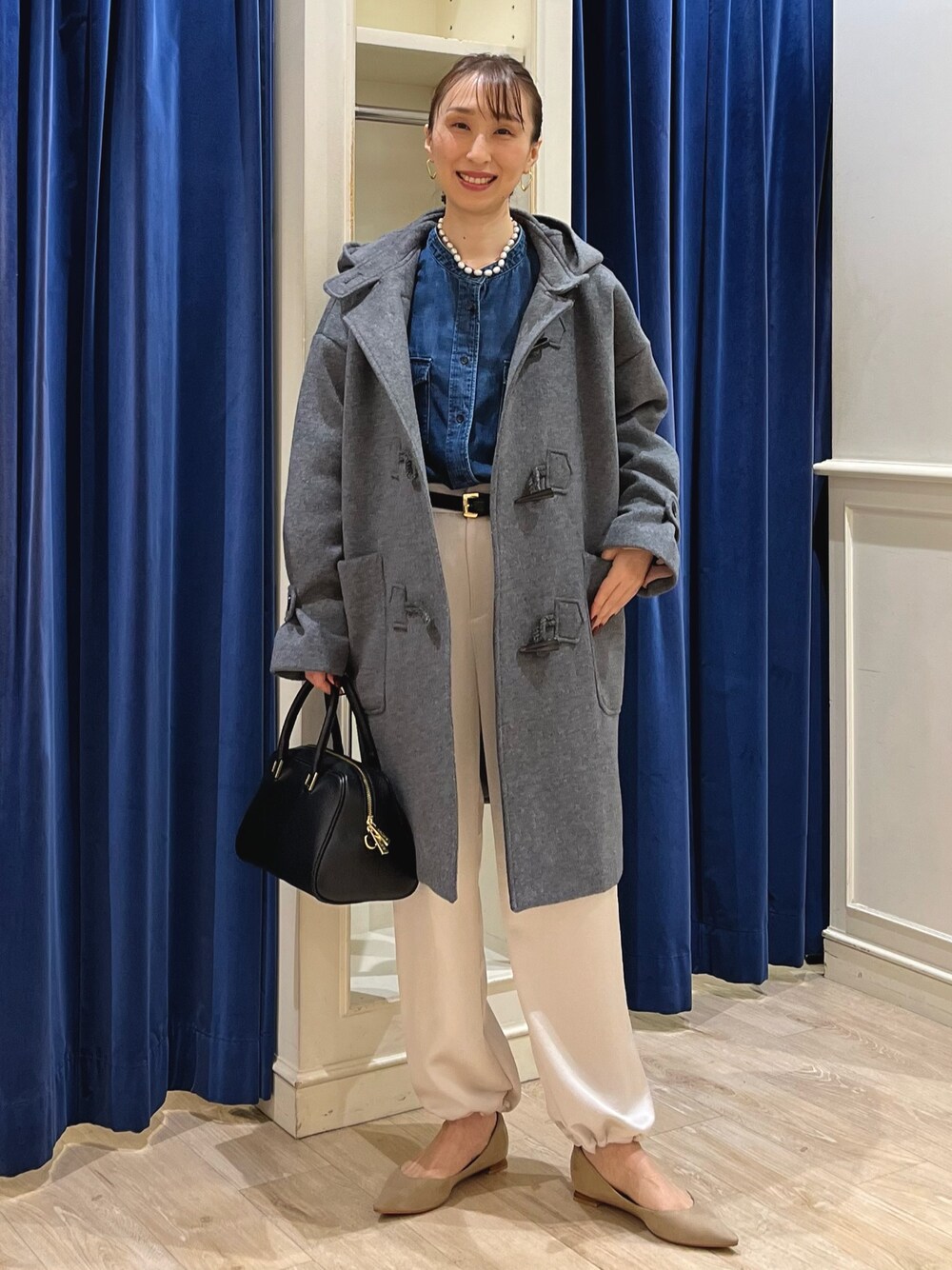 「休日スタイル、きれいめカジュアル、お出かけコーデ、冬アウター、デニム、パンツコーデ、ダッフルコート、ダッフル、ダッフルコート グレー、デニムシャツ、カーゴパンツ、カーゴパンツコーデ、大人カジュアル、オトナカジュアル、ノーリーズ」｜「Rie Millerの【RM denim】パワショルデニムブラウス（シャツ/ブラウス、ブルー系）」を使った、nol ikeoさん（レディース・160cm）の秋コーディネートの1枚目の写真