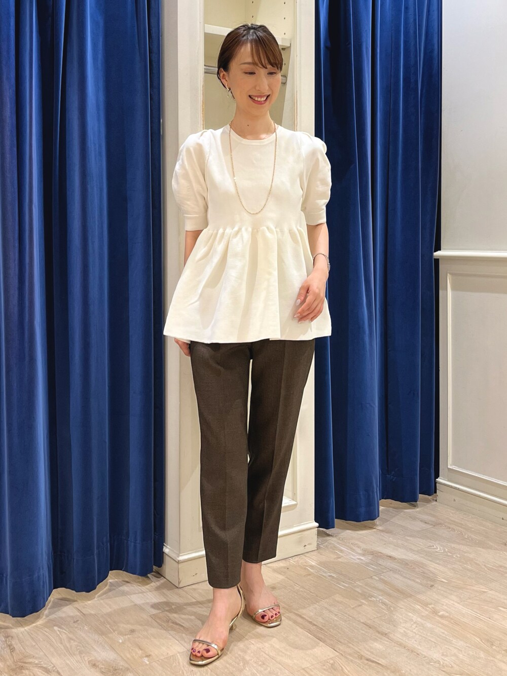 「パンツコーデ、ぺプラムトップス、ぺプラム、パフスリーブ、テーパードパンツ、大人かわいい、きれいめカジュアル、パンツスタイル、ニット、ぺプラムニット、ノーリーズ、ツイードパンツ、オトナカワイイ、キレイめカジュアル、ブラウン」｜「NOLLEY’S Sophiのスライドパールイヤリング（イヤリング、ホワイト系）」を使った、nol ikeoさん（レディース・160cm）の夏コーディネートの1枚目の写真