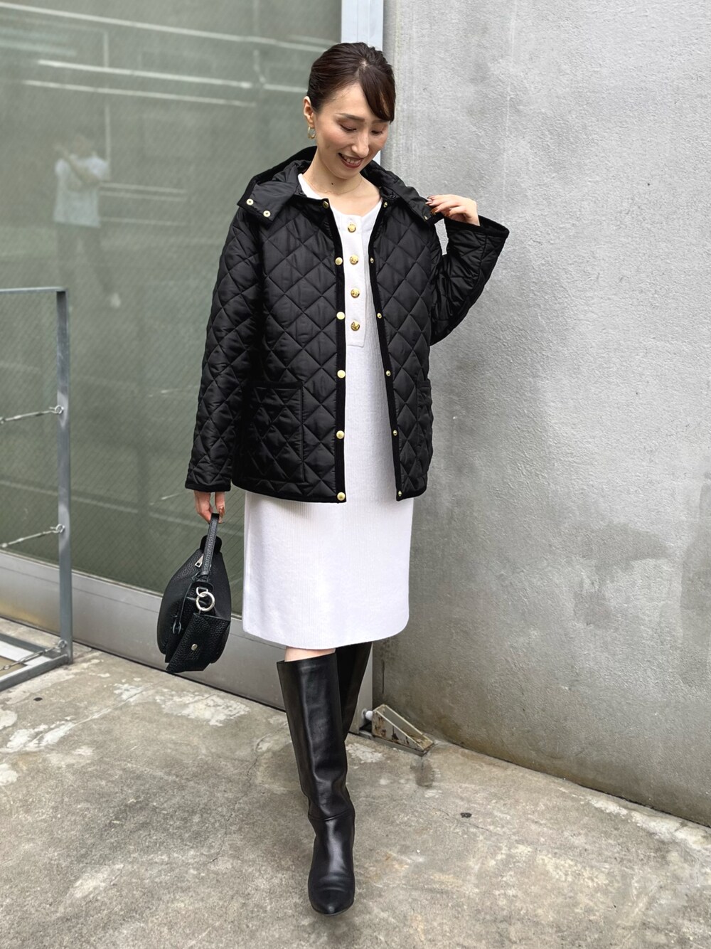 「秋服まるっと大公開、オトナカジュアル、休日スタイル、お出かけコーデ、ロングブーツ、ブーツ、キルティング、トラディショナルウェザーウエア、Traditional Weatherwear、キルティングジャケット、キルティングコート、ニットワンピース、ワンピース、アウター、ノーリーズ」｜「NOLLEY’Sの【TRADITIONAL WEATHERWEAR】ARKLEY MID A-LINEノーリーズ別注（ブルゾン、ブラック系）」を使った、nol ikeoさん（レディース・160cm）の秋コーディネートの1枚目の写真