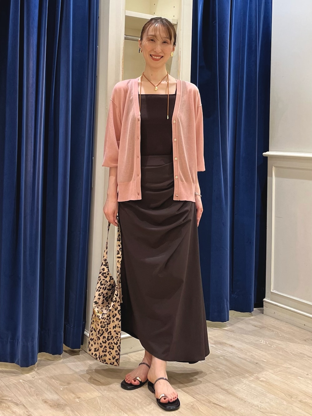 「シアートップス、きれいめカジュアル、夏コーデ、サンダル、秋服準備はじめました、ブラウン、ブラウンコーデ、カーディガン、カーディガンコーデ、ノーリーズ、シアーニット、ロングスカート、スカートスタイル、スカート、ピンク」｜「NOLLEY’Sのニュアンスプレートイヤリング（イヤリング、ゴールド系）」を使った、nol ikeoさん（骨格ウェーブ・レディース・160cm）の夏コーディネートの1枚目の写真