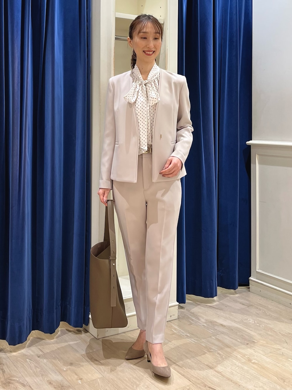 「セットアップ、パンツスタイル、オトナ女子、オフィススタイル、オフィスコーデ、通勤コーデ、ジャケット、スーツスタイル、スーツ、ノーカラージャケット、ジャケットスタイル、パンツコーデ、ボウタイブラウス、ノーリーズ、ドット」｜「NOLLEY’Sの【grace grace/グラスグラス】10K ペタルチェーンピアス（ピアス（両耳用）、ゴールド系）」を使った、nol ikeoさん（レディース・160cm）の冬コーディネートの1枚目の写真