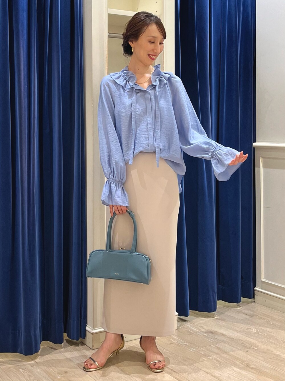「きれいめカジュアル、フリル、リボン、フリルブラウス、ブラウス、スカート、タイトスカート、大人かわいい、サックスブルー、シルク、ネックレス、バッグ、ノーリーズ、ロングスカート、ブラウスコーデ」｜「NOLLEY’Sの【grace grace/グラスグラス】チェーンネックレス（ネックレス、ゴールド系）」を使った、nol ikeoさん（レディース・160cm）の夏コーディネートの1枚目の写真