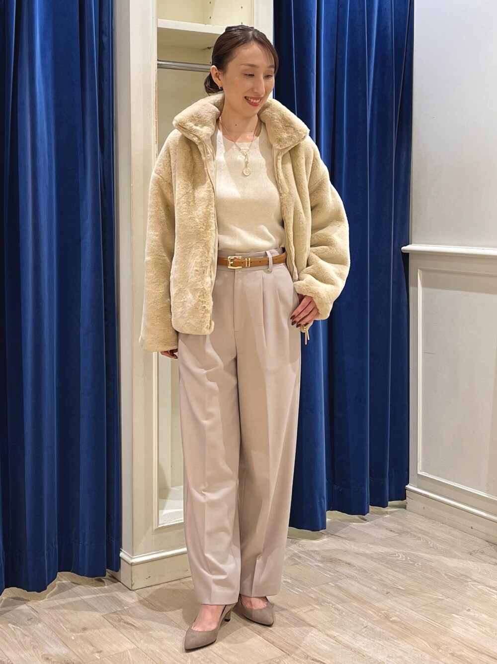 「お出かけコーデ、淡色コーデ、オトナカジュアル、キレイめカジュアル、パンツコーデ、大人女子、キレイめ、ラメニット、タトラス、TATRAS、ブルゾン、ワントーンコーデ、ベージュ、ワイドパンツ、ノーリーズ」｜「NOLLEY’Sのダブルメタルカンベルト20（ベルト、イエロー系）」を使った、nol ikeoさん（レディース・160cm）の秋コーディネートの1枚目の写真