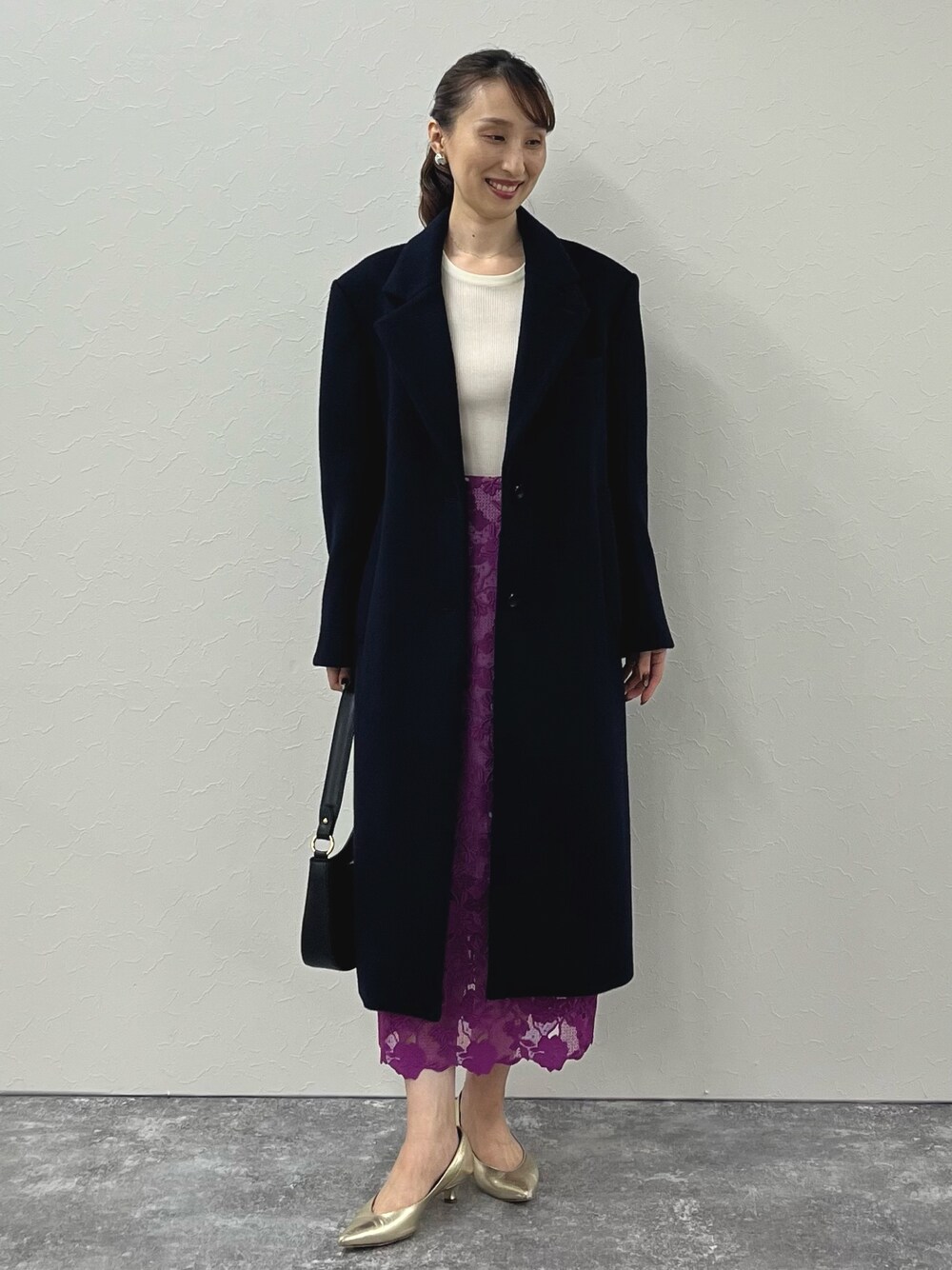「秋っぽコーデ更新中、オトナ女子、チェスターコート、チェスター、コート、アウター、ウールコート、ネイビー、レース、レーススカート、タイトスカート、スカート、キレイめ、ノーリーズ、ロングコート」｜「NOLLEY’Sのボリュームラウンドイヤリング（イヤリング、シルバー系）」を使った、nol ikeoさん（レディース・160cm）の秋コーディネートの1枚目の写真