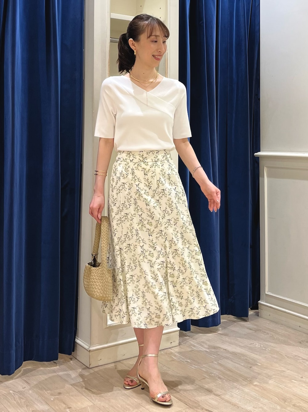 「お出かけコーデ、マーメイドスカート、淡色コーデ、スカートコーデ、パステルカラー、ノーリーズ、キレイめ、花柄、花柄スカート、フラワープリント、ニット、大人かわいい、春コーデ、サマーニット、デートコーデ」｜「grace grace のニュアンスG型イヤリング（イヤリング、ゴールド系）」を使った、nol ikeoさん（骨格ウェーブ・レディース・160cm）の春コーディネートの1枚目の写真