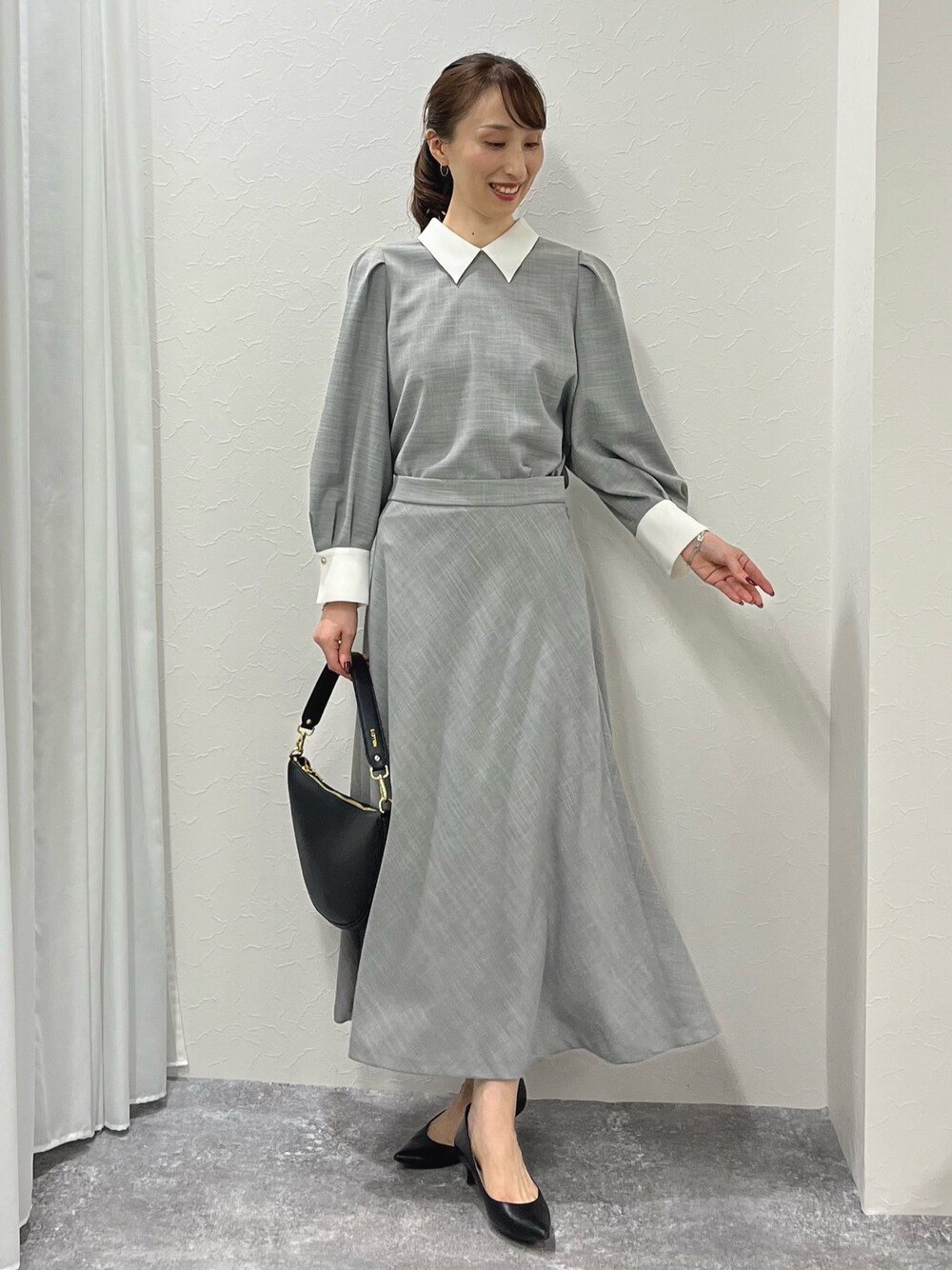 「オトナ女子、セレモニー、グレー、襟付きトップス、白襟、セットアップ、セットアップスタイル、フレアスカート、スカート、スカートスタイル、キレイめ、きれいめ、ブラウス、ノーリーズ、オフィスカジュアル」｜「NOLLEY’Sの【grace grace/グラスグラス】10K カットワイヤーフープ ピアス（ピアス（両耳用）、ゴールド系）」を使った、nol ikeoさん（骨格ウェーブ・レディース・160cm）の冬コーディネートの1枚目の写真