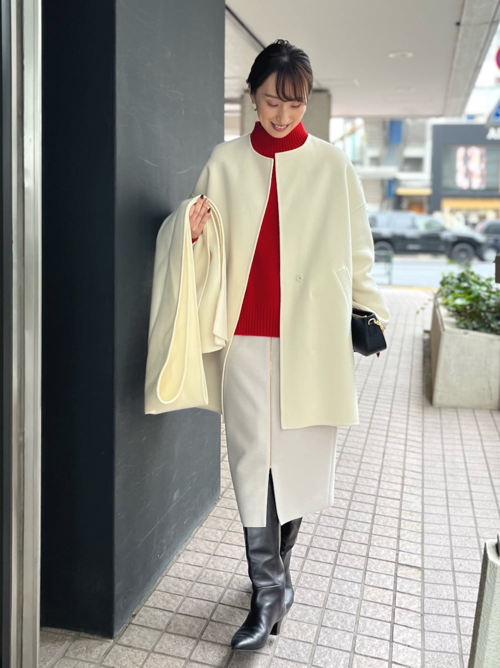 「新星WEARISTAにエントリー、冬アウター、クリスマスに着たい服、マイベストコーデ2023、赤、お出かけコーデ、コート、ブーツ、ノーカラーコート、タイトスカート、ノーリーズ、赤ニット、ハイネック、冬コーデ、ストール」｜「LAURA DI MAGGIOの【LAURA DI MAGGIO/ ラウラディマッジョ】チェーン付き3wayショルダーバッグ（ショルダーバッグ、ブルー系）」を使った、nol ikeoさん（レディース・160cm）の冬コーディネートの1枚目の写真