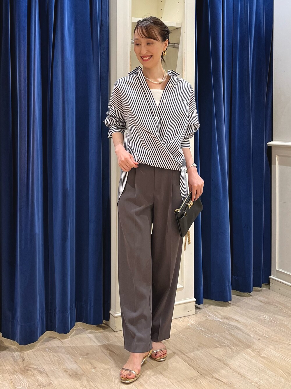 「きれいめカジュアル、パンツコーデ、シャツスタイル、ストライプシャツ、ビッグシルエット、オーバーサイズ、ワイドパンツ、タックパンツ、カシュクール、シャツ、ビッグシャツ、ノーリーズ、大人カジュアル、シャツコーデ、パンツスタイル」｜「NOLLEY’Sのパールインメタボールネックレス（ネックレス、ホワイト系）」を使った、nol ikeoさん（レディース・160cm）の夏コーディネートの1枚目の写真